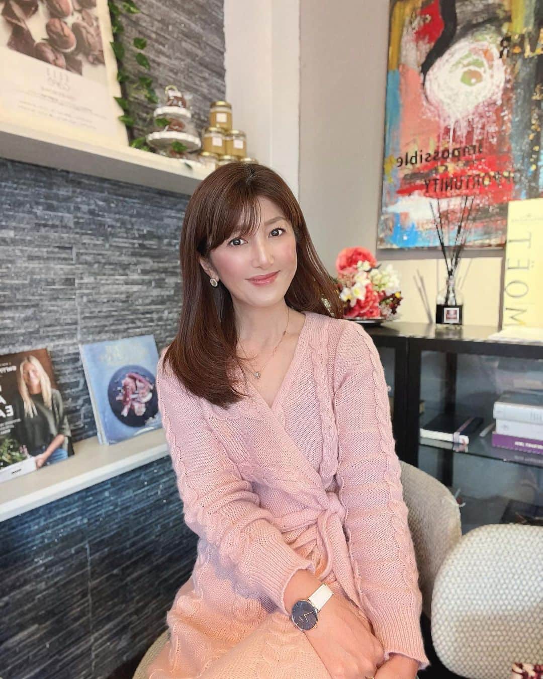 のインスタグラム：「⭐️𝚋𝚎𝚊𝚞𝚝𝚢⭐️ 5ヶ月ぶりの再訪 白金台に移転した美津樹さんのサロン 𝐌𝐢𝐢 𝐥𝐮𝐱𝐞 𝐛𝐞𝐚𝐮𝐭𝐞 へ🐾🐾 @mii_luxebeaute0303   ここは 𝐄𝐋𝐋𝐄 𝐜𝐚𝐟𝐞𝐣𝐚𝐩𝐚𝐧 @ellecafejapan の2階に併設された 素敵なラグュアリー空間のサロンなんですよ✨✨  ずっと二重アゴとフェイスラインの たるみが気になっていたので 久しぶりの顔ハイフは ギュイーンとリフトアップ⤴︎ ⤴︎  即効性あってたるみも二重アゴも無かった事になって嬉しい🧏‍♀️💕  それとハーブピーリングを予定してたけど 乾燥で小じわが目立つのでw エレクトロポレーションを選択💆‍♀️  ヒト幹細胞の原料メーカーの 質の良いヒト幹細胞を導入で 温冷で二つのモード 温かいモードで奥までいれこんで 冷たいモードでぎゅっと引き締めて うる艶にしてもらいました😍  ハイフやハーブピーリングの後に 入れ込むと相乗効果で より効果を発揮するそうで 毛穴が引き締まってトーンアップも叶ったよ😘  久しぶりにお会いした美津樹さんは 相変わらず明るくて よく笑うから一緒にいるととっても楽しくて 私とは母娘ほど離れているけど まだ若いのに本当にシッカリされてて 安心してお任せ出来ます🫶💕  次回の予約も取ったので また楽しみが増えましたぁ(∩´∀`∩)♥️  🗺 　 東京都港区白金台５－１８－４２Ｆ  🚃 白金台駅徒歩3分 JR目黒駅東口徒歩11分 ･ ｡ 　⭐∴｡　 　　🌟ﾟ･｡  ﾟ💫｡  　　 ✨🌟 💫 　 　　 ･ﾟ⭐｡･  　　　　⭐✨｡· 　 ⭐･｡🌟･｡✨🌟 　　　 ✨🌟 　　　　 ･ﾟ💫✨° 　　 🌟 ﾟ･｡ 💫 ｡ 　　　　　ﾟ⭐｡ﾟ✨ 🌟 #アンチエイジング白金台 #たるみ白金台 #ハーブピーリング白金台       #ハイフ白金台 #ピーリング白金台    #フェイシャル白金台  #小顔白金台       #痩身白金台 #白金台エステ #美白白金台 #白金台 #白金台サロン #エステ #エステサロン #ハイフ #ピーリング #ヒト幹細胞 #痩身 #スキンケア #リフトアップ #東京カフェ #カフェ巡り  #カフェ部  #カフェ活  #美容 #アンチエイジング #エイジングケア #美容好きな人と繋がりたい」