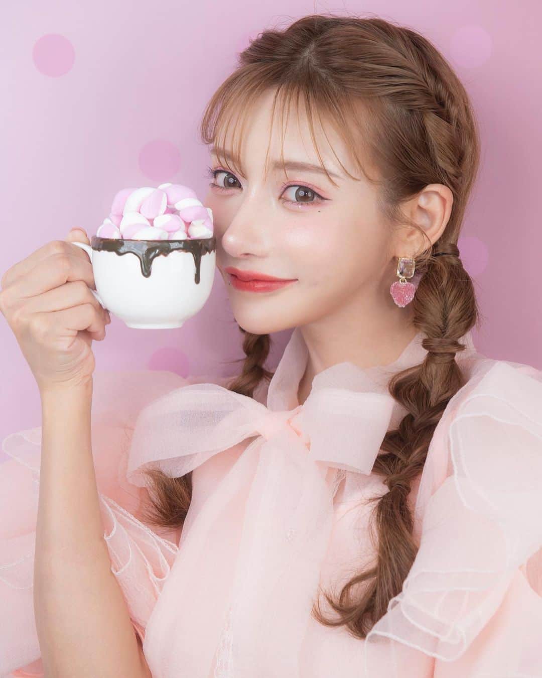 明日花キララのインスタグラム：「@flurry.contact のカラコン 今月は1dayだけじゃなくマンスリーも2色新色が発売しましたーー！ カラー名はましゅまろとお月見だんごです🎑🍡🫖 ここだけの話私は1dayよりもマンスリーレンズの方が盛れるので撮影ではマンスリーを着用することが多いです。(1dayとマンスリーは工場が違うんです🏭) @flurry.contact の1dayしか試したことない人もマンスリーの方が盛れたって意見も多くいただいているのでまだ試したことない人は是非チャレンジしてみて下さい🐇🪺 4枚目はもっと愛されうさぎ 5枚目はもっとキマグレネコです」