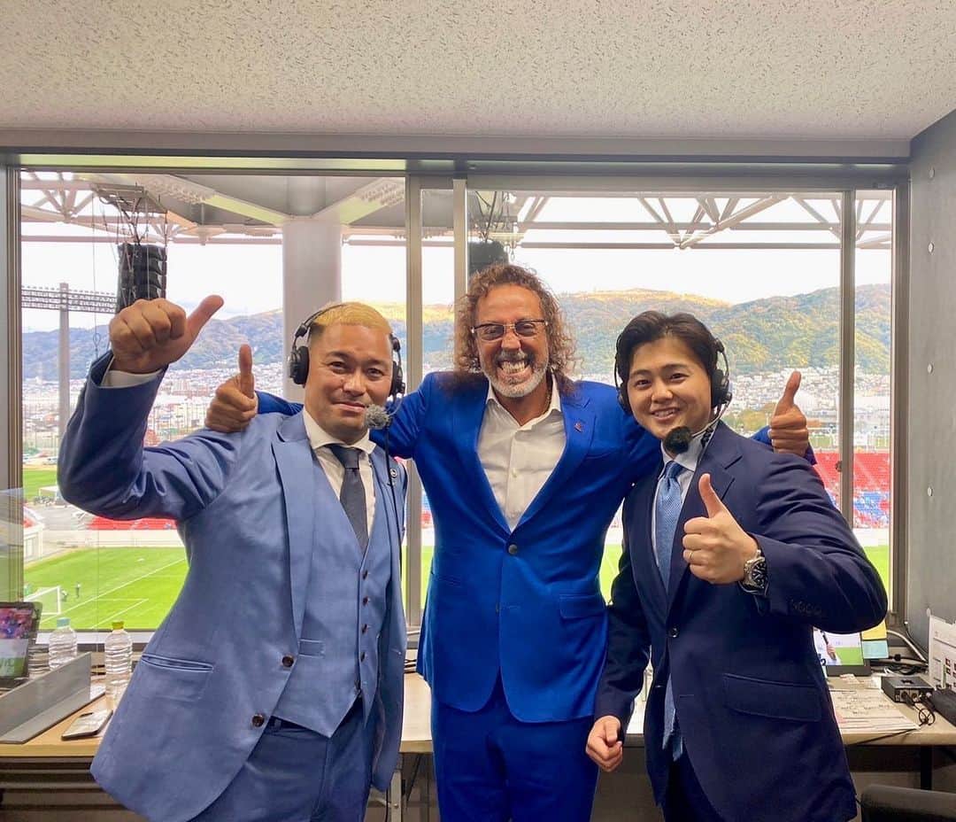 大野晃佳のインスタグラム：「㊗️FC大阪J3参入！  FC大阪の歴史、さまざまな人の思いも詰まった大きな意味を持つ中継を担当することができ、貴重な経験をさせて頂きました。  解説して頂いた #ラモス瑠偉 さん #青野剛暁 さん #武田太一 さん  ありがとうございました！  (ラモス瑠偉さんとは大学2年生の時に表参道でお見かけして、写真を撮っていただいたことがあります)  何かのご縁と勝手に受け取っております❗️  FC大阪の皆さん素晴らしいシーズンをありがとうございました！  #写真撮影時のみマスク外しています」
