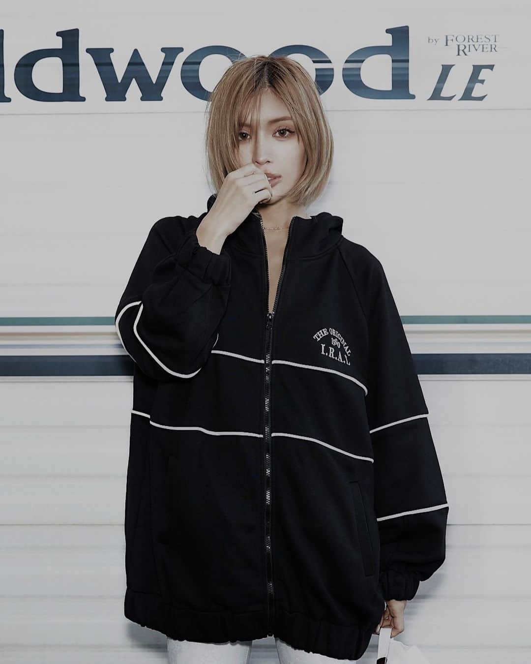 小原優花のインスタグラム：「@iral_official  完売していたパーカー明日12:00〜再入荷です🙆‍♀️❤️  スポーティなラインとちょっとレトロなエンブレムのワンポイント🥰  男女兼用サイズで、普段使いにもウェアの羽織にも使いやすいパーカーです🎽👟🤍 オーバーサイズが好きすぎる❤️‍🔥  #iral #アイラル #再入荷 #restock #fitnesswear #athleisure #sporty」