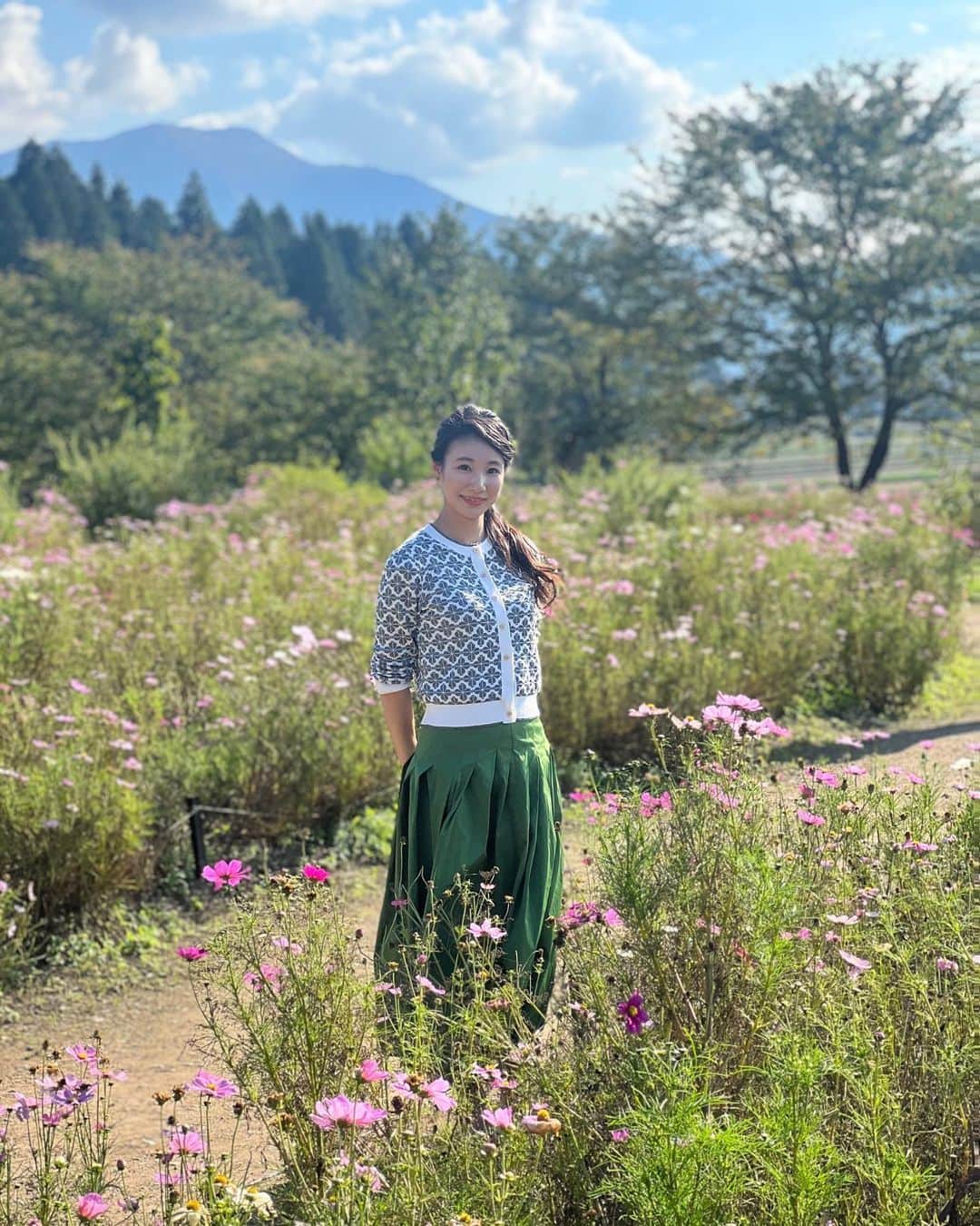 島津久美子のインスタグラム：「* 今年の秋はよくコスモスを目にしました🌸🍁🍂* こちらは先月、司会で新潟に訪れた際に寄ったコスモス畑😍* 最近お花をみる機会が以前にも増し、👶のお陰で公園に行ったり、自然に触れる機会が増えたからかなと😊 * 👶に合わせた目線にもなるので、これまで気付かなかった身近な発見がたくさんあります☀️#幸せな時間 * 冬になっても寒さに負けず、いっぱい着込んで公園行くぞー😂💪‼︎‼︎* #コスモス畑 #秋桜 #秋の思い出 #おさんぽ #ママアナウンサー #女子アナ #katespadenewyork #lanvinenbleu #cosmos」