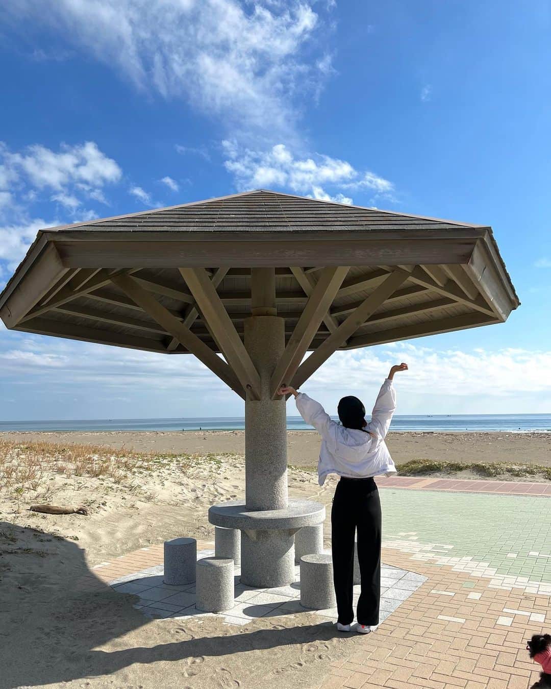 のインスタグラム：「今日から雨みたいだけど、旅行中はお天気に恵まれた3日間でした💙  晴れ女っぷり発揮✌️  晴れてると気分がいいしたくさん写真とっちゃうからたくさん載せちゃった🤳  いつもお仕事だと愛知県は名古屋しか行かないから、色々とまわれて楽しかったです🚗  旅でたくさん美味しいもの食べたから、12/4のイベントに向けて少し絞らないとなー🏃‍♀️💦  カレンダー発売記念イベント、楽しみにしててね👙」