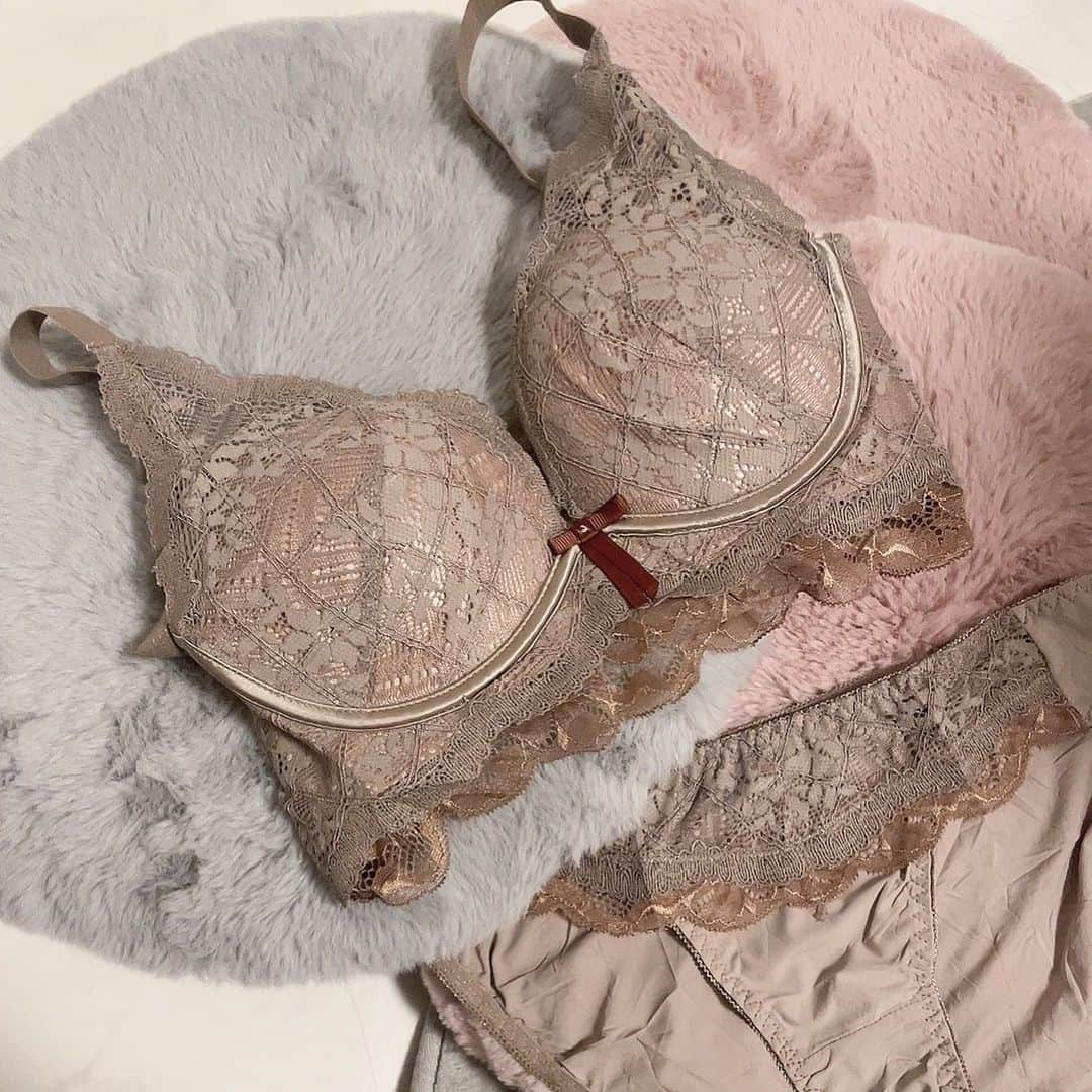 ましゅろ～さんのインスタグラム写真 - (ましゅろ～Instagram)「@lingerie_neutral ⁡ インナーも少しずつ秋冬テイストへアップデート🍁  ⁡ ニュアンスカラーが可愛いだけじゃなくて、 脇高デザインで脇肉や、背中のお肉もすっきり綺麗に🤍 それでいて価格がリーズナブルなのが嬉しい！ 通常価格2,980円が40%OFF💰 クーポン利用で1,788円に！ ※本日20日は【0のつく日】ポイント5倍‼︎ ⁡ クーポンはプロフィールURLから取得できます！ ⁡ ⁡ #ニュートラルストア #楽天市場　 #0のつく日 #下着 #育乳 #秋コーデ #ノンワイヤーブラ  #ナイトブラ #ニュアンスカラー  #バストケア  #補正下着」11月20日 21時17分 - photomasyuro