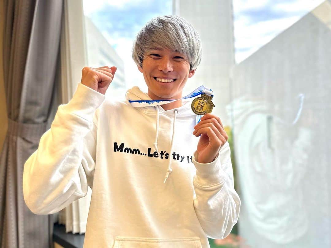 のインスタグラム：「. 【神戸マラソン】 フレンドシップランナーとして無事完走することができました。 記録も2時間33分15秒で公認ベストでした✨ 風強かったけど雨もほぼ降らず晴れ男ぶりを発揮することができて良かったです。  走っている最中はたくさんの声援で応援してくださったのに反応できなかったところもあり申し訳ありませんでした。 悲しい気持ちになった人もいたのではないかと思います。 周りに不快に思う人もいるのではないかなどいろんな気持ちが入り混じって複雑な心境で走った42.195kmでした。 ただ神戸マラソンの沿道からの応援は最高でした。 やっぱり僕は可能な限りみんなに走ること、ランニングを楽しそうだな、面白そうだな、って思ってもらいたい。 そのためなら何だって頑張れる。 これからも軸をぶらさず活動していきます。 応援してくださった皆様、運営してくださった皆様、ほんとありがとうございました。 #神戸マラソン #フレンドシップランナー #メタスピードスカイ #モーションセンサー」
