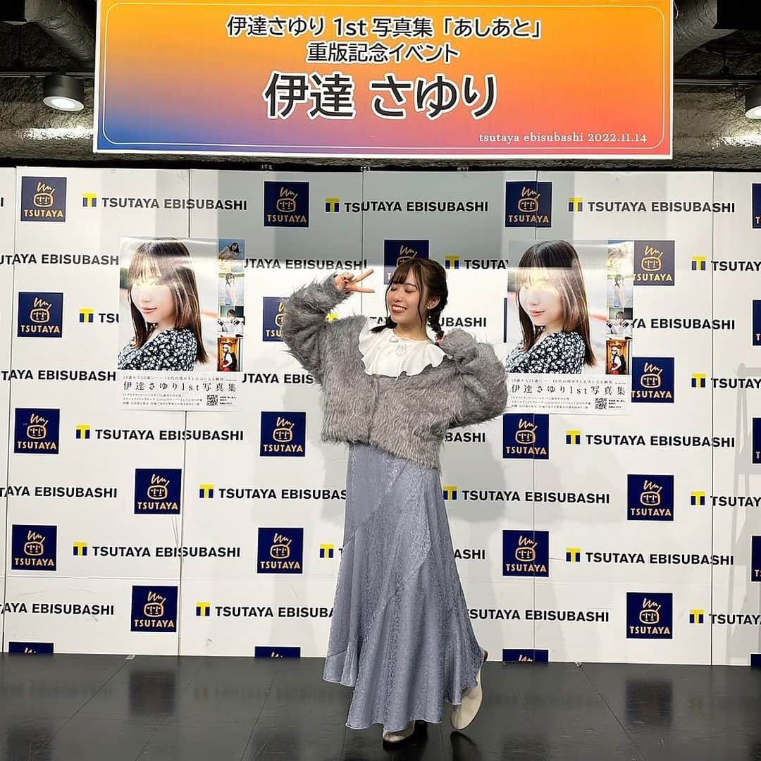 のインスタグラム：「♪  写真集重版記念イベントin大阪🐙 ありがとうございました🙇‍♀️ また大阪行きたいな〜👏🏻  カーディガン・スカート：@lagunamoon_com イヤリング：@mimi33_official リング：@anemone_official 靴：@adevivre」