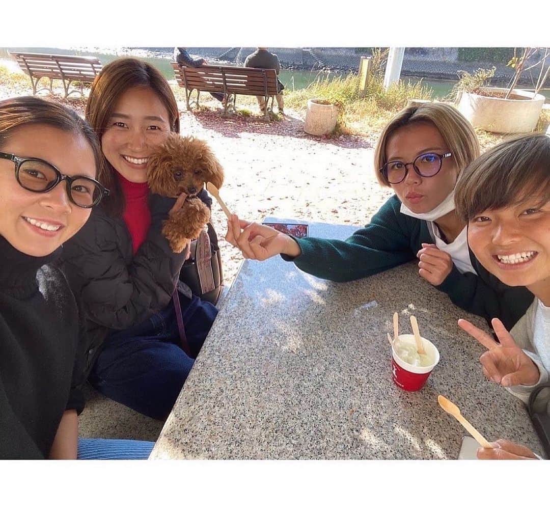 川島はるなのインスタグラム：「. ももちゃんの愛犬「モカ🐶」ちゃん🌿🤍 めちゃくちゃ大人しくて 人懐っこくて小さくて みんなメロメロでした🥰 最後のえりこも可愛いね💓 #タイニープードル #モカ #カフェポンテ」
