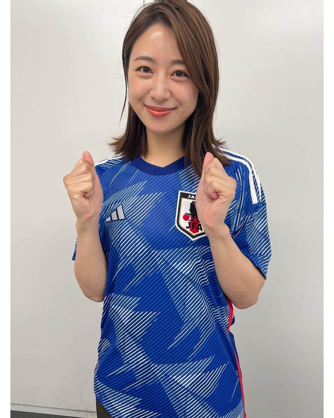 林美沙希のインスタグラム：「. いよいよです。 FIFAワールドカップ が始まります！ #abema では全64試合 生中継でお伝えしますので 夜遅いですが、、、 開幕戦からぜひチェックしてみてください⚽️💙  #fifaワールドカップ #カタール #日本代表 #ユニフォーム #絶対に負けられない戦いがそこにはある #サッカー」