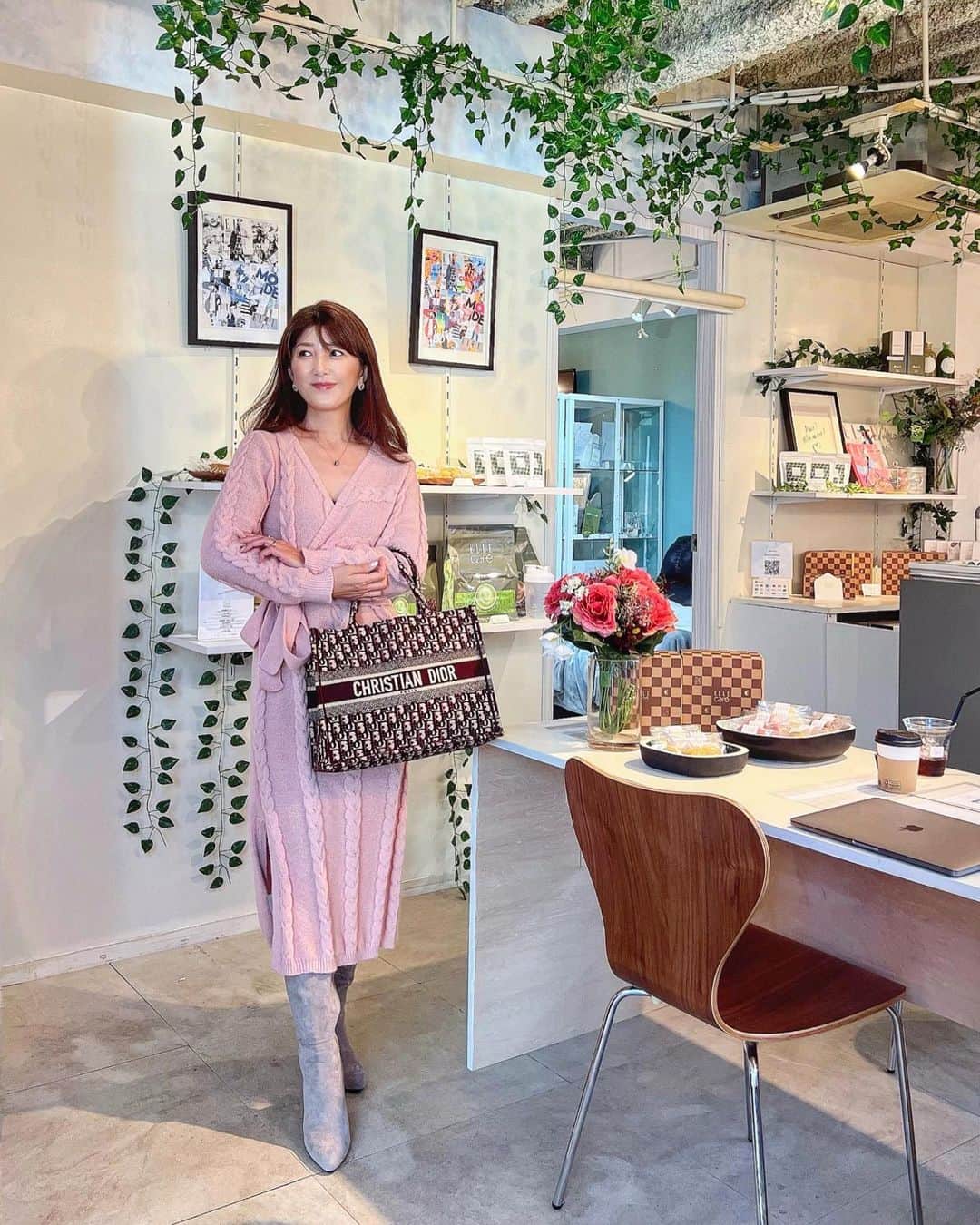 のインスタグラム：「🌸FᴀSʜɪᴏɴ🌸  1つ前のpostのコーデは 𝐒𝐇𝐄𝐈𝐍 のピンクのニットワンピと グレーのロングブーツ💓  カシュクール風のふわふわニット 丈感もロングブーツと相性良いです♡ ピンク✖️グレー好きなカラー合わせ🫶💕  〜𝐒𝐇𝐄𝐈𝐍 𝐁𝐥𝐚𝐜𝐤 𝐅𝐫𝐢𝐝𝐚𝐲 𝐒𝐚𝐥𝐞 𝐢𝐬 𝐤𝐢𝐜𝐤𝐢𝐧𝐠 𝐨𝐟𝐟!〜 @sheinofficial  @shein_japan   お得なクーポン使ってね🉐 ━━━━━━━━━━━━━━━ 🎈 𝐂𝐨𝐮𝐩𝐨𝐧 𝐂𝐨𝐝𝐞 → 【 SGFmyk 】 お買い上げ金額 1～5,999円→15%OFF 6000円以上→20%OFF ━━━━━━━━━━━━━━━ 着用アイテム🔎🔍 🆔 11821659 ケーブルニット ノットサイド スプリットヘム セータードレス 🆔 11554329 サイドジッパー チャンキーヒール フェイクスエード クラシックブーツ  ━━━━━━━━━━━━━━━ 📸 @mii_luxebeaute0303  @ellecafejapan  ･ ｡ 　⭐∴｡　 　　🌟ﾟ･｡  ﾟ💫｡  　　 ✨🌟 💫 　 　　 ･ﾟ⭐｡･  　　　　⭐✨｡· 　 ⭐･｡🌟･｡✨🌟 　　　 ✨🌟 　　　　 ･ﾟ💫✨° 　　 🌟 ﾟ･｡ 💫 ｡ 　　　　　ﾟ⭐｡ﾟ✨ 🌟 #SHEINgoodfinds #SHEINblackfriday #SHEINforall #ad @shein_japan  #プチプラコーデ#プチプラファッション #プチプラ高見えコーデ  #海外ファッション #きれいめコーデ #きれいめファッション#きれいめカジュアル  #シンプルコーデ  #シンプルファッション #ワンピースコーデ  #ワンピース #ニットワンピース  #冬コーデ  #アラフォーコーデ  #アラフィフコーデ  #160cmコーデ  #おしゃれさんと繋がりたい  ______________________________ ✍🏻」