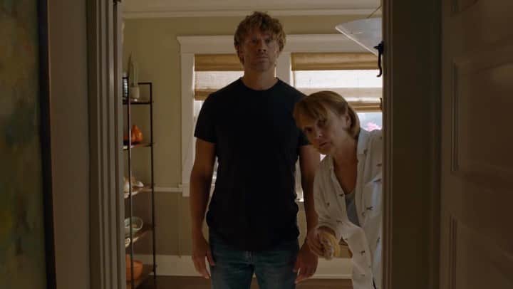 エリック・クリスチャン・オルセンのインスタグラム：「New episode of @ncisla tonight! Mama Deeks is back! Kilbride makes Deeks get all glassy eyed. The world is hanging in the balance! Let's GOOOO. It's Directed by my work husband @ericpot1969 and written by superstar @bartelsand TONIGHT TONIGHT ON @cbstv」