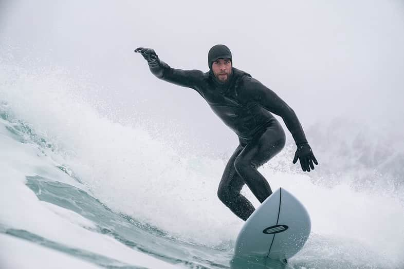 リアム・ヘムズワースのインスタグラム：「A couple icy cold snaps from @craigparryphotography during the shooting of #limitlesswithchrishemsworth @natgeotv @disneyplus」