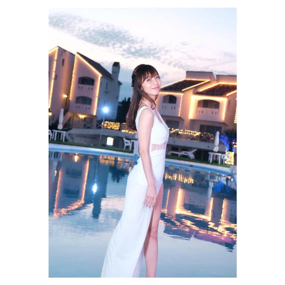塩地美澄のインスタグラム：「本日発売の『週刊大衆』に12/20発売の 新作からのグラビアが掲載されています!  表紙も担当させていただいておりますので 是非チェックしてください☺️  ✅写真集『瞬間（とき）』発売中  ✅2023年カレンダー 発売中 #塩地美澄」