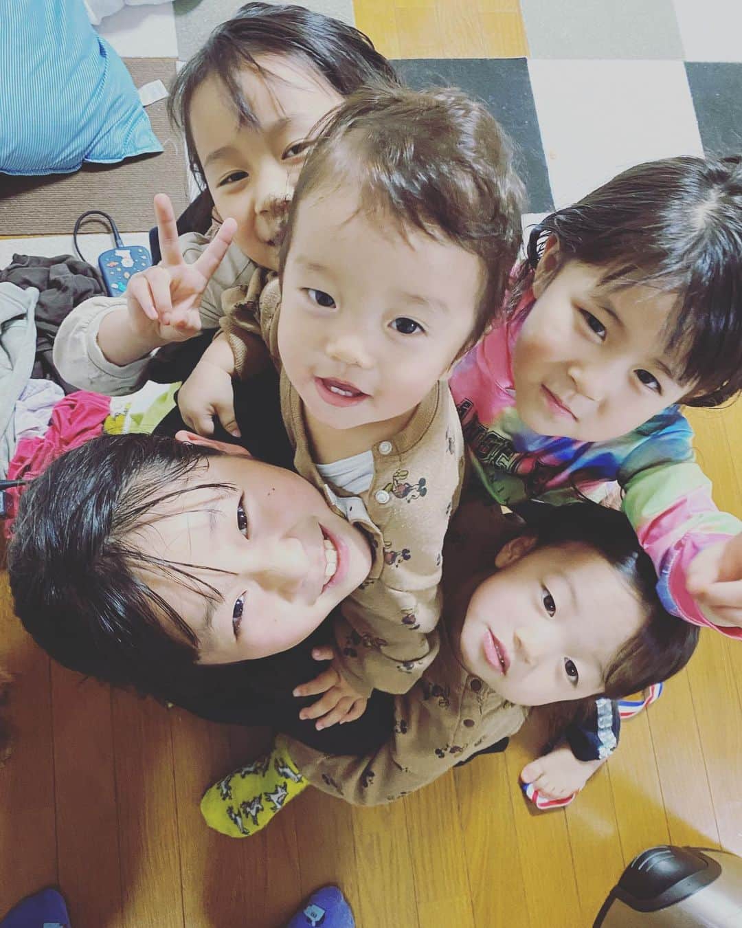 美奈子のインスタグラム：「おはようございます。  子供たちのキラキラの笑顔から始まる朝。 いい目覚めです。  さあ 今週も頑張るぞ🍀💪  #キラキラ笑顔 #子供たち #いつもありがとう #美奈子」