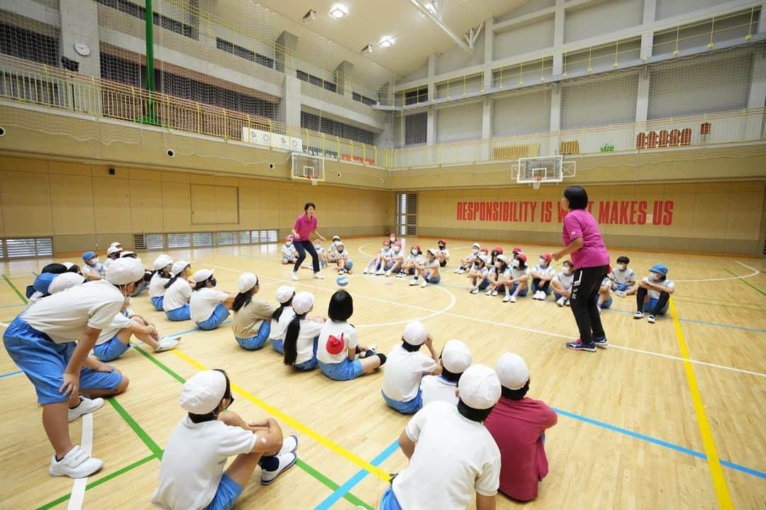 浦田聖子のインスタグラム：「🏐 雨の日は講和、室内に切り替え！ 体育館だからできる動きを楽しみ、講和では積極的に手を挙げて質問してくれました！  #ビーチバレー授業 #バレーボール授業 #体験学習 #お台場学園 最後の写真、応援に来てくれた朝日さんが先生にスパイク打ち込み！」