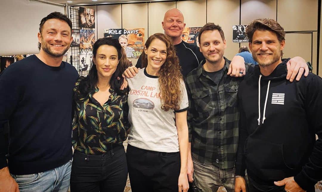 アマンダ・リゲッティのインスタグラム：「Like we never missed a beat.  What a treat to spend the weekend with my #fridaythe13th cast! Thanks @daysofthedeadhorrorcon for having us, and thank you to all the fans for coming to hang out! See ya #chicago #sundayfunday」