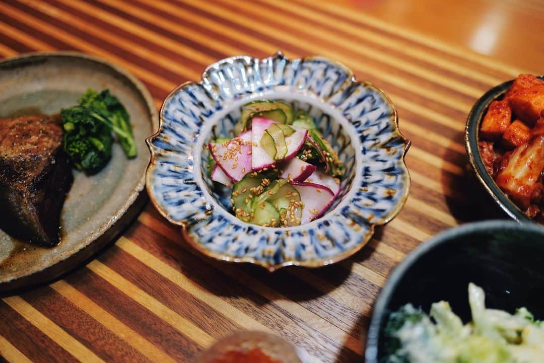 高山都さんのインスタグラム写真 - (高山都Instagram)「今夜は飲まない！と朝宣言してた夫の言葉(彼はワタシよりも規則正しく真面目！)で献立を決めた日曜日。 ブリの照り焼きと塩茹で菜の花 キノコとゴボウと揚げ、崩し豆腐の味噌汁 @daybyday__2016 の #江頭さんの玄米  母から届いたコリアンタウンのキムチ盛り合わせ 紋別市のふるさと納税で届いたいくら醤油漬けと大根おろしと山わさび クレソンとタイのお刺身のサラダ ブロッコリーとゆで卵のサラダ @usagifarm_ai の赤かぶときゅうりのナムル でも、キムチが美味しくって、切って盛ってるあたりから、自然とビールが手元にあった我々。ありゃ。笑 節酒に変更！ってことで、結局今夜も薄いハイボール飲んで片付けて、23時前には就寝しました。 #みやれゴハン」11月21日 9時02分 - miyare38