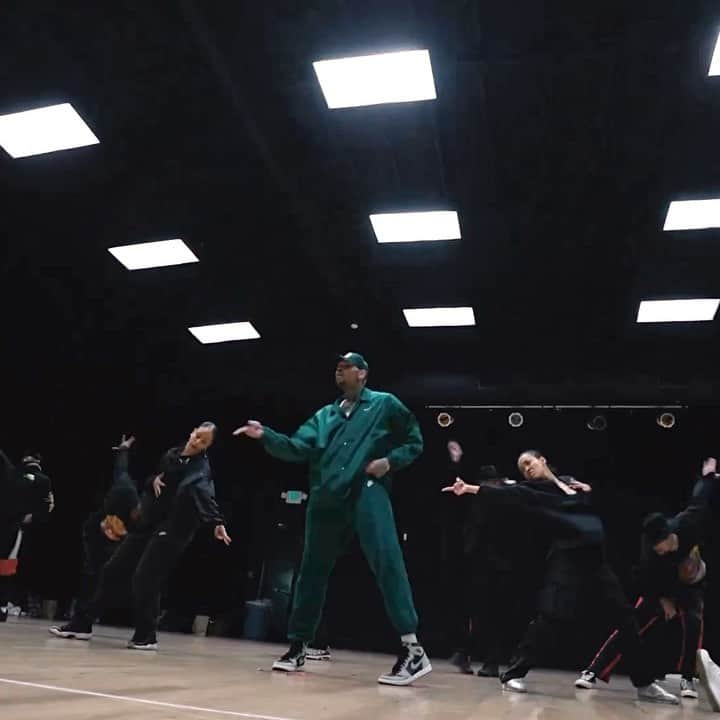 マアサ・イシハラのインスタグラム：「. -AMA @chrisbrownofficial Michael Jackson Tribute-  I wish the world could see this performance. It was going to be one for the books people will talk about forever. The dedications and the love we put into this performance..the energy each person bring to the room everyday was indescribable.  this experience has reminded me about how important it is for me to never take anything for granted. We work in a business where things can change in an instant. Some of it we can’t control. But as long as we appreciate the process, the people, and know that we are blessed to do what we love to do, that’s all that’s REALLY important. Thank you to everyone who gave this performance their all. Looking forward to whatever is in store for all of us next!  Thank you @chrisbrownofficial for inspiring all of us every seconds.you deserve everything!  Thank you @dancer_boysmith for bringing me in and trusting me.You the real one!  Happy 40th anniversary “Thriller” MJ!  —- *I do not own the rights to the music*」