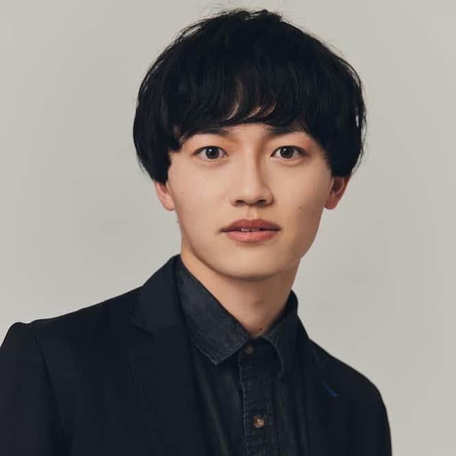 佐伯恵太のインスタグラム：「宣材写真を更新しました。宣材写真と言えばタレントの命なのに、いや、だからこそ納得の写真が撮れずに古の写真を使っていました。今回、俳優仲間の素敵な写真を撮影されていたカメラマンの中川達也さんに撮影していただき、納得の一枚にたどり着くことができました。心機一転、頑張る所存です。」