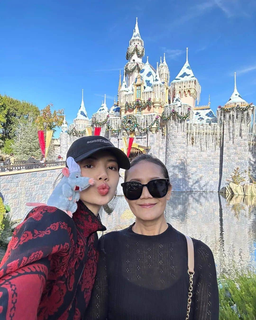 リサのインスタグラム：「LISA and mommy date in Disneyland 💛 . . . #LISA #LALISA #리사 #블랙핑크 #BLACKPINK #LALISAMANOBAN #LALISAMANOBAL #blackpinklisa #lisablackpink」
