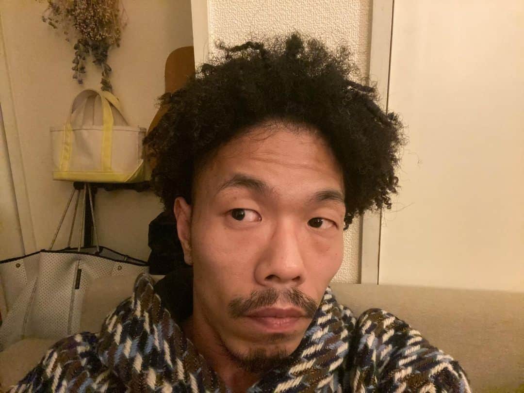 モリシーのインスタグラム：「半年続けたコーンロウから卒業しました。お世話になりました。 でもまた戻すでしょう。頭皮休ませないとね。」