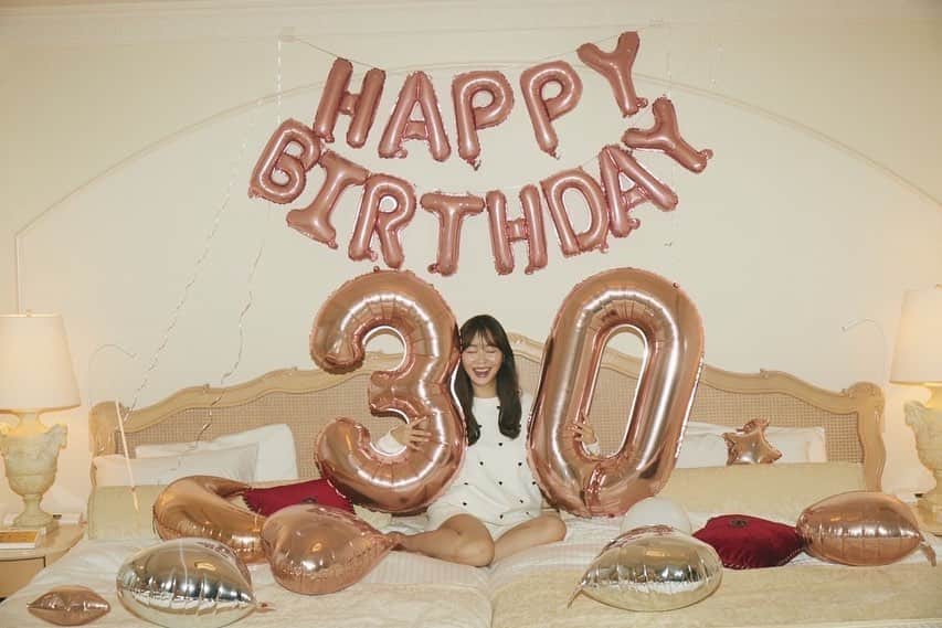 のインスタグラム：「30歳になりました〜！ ※イケイケ恋人に祝ってもらってるみたいな写真ですけど、撮影で撮っていただいた写真です」