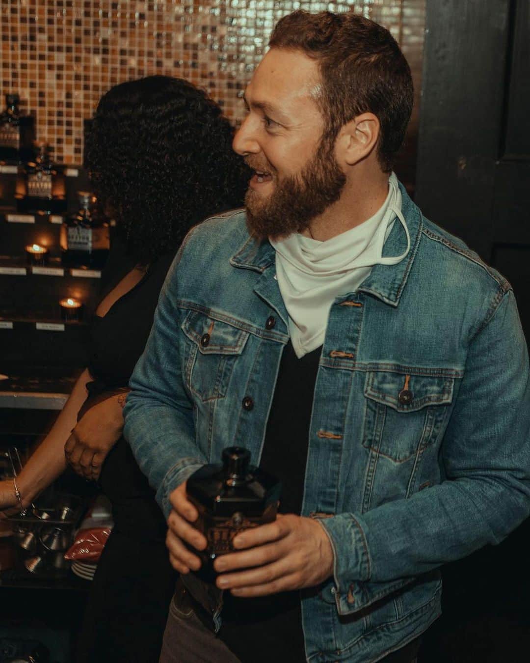 ロス・マーカンドのインスタグラム：「Just in time for tonight’s finale episode 👏 - The Walking Dead x The Sexton Cocktail Kits are officially back. And this time, I got to help mix things up with @thesexton. Get all the ingredients for ‘The Final Showdown’ @cocktailcourier kit now. . . .  http://bit.ly/3UOsvRi  #TheSexton #TheWalkingDead #TWDFans」