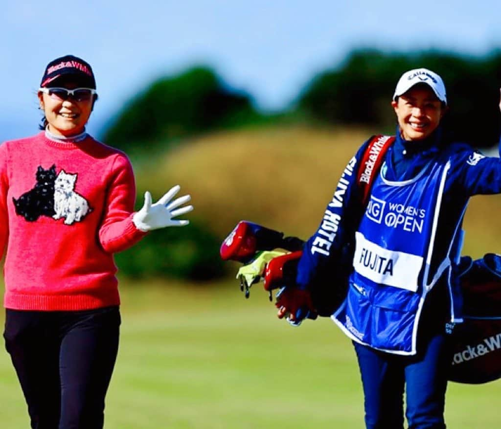 下村真由美のインスタグラム：「優勝おめでとう😆🏆✨ 本当に嬉しいの一言😭✨  最近はもう出会ってから20年くらい経つねーなんて話しをするけど、益々ゴルフ熱が上がっている気がしていて🤭 キャディーをしていても、いつ優勝するかな😊って心の中で思ってました🫧  @saiki_fujita  この先もまた嬉し涙流させてね😉」