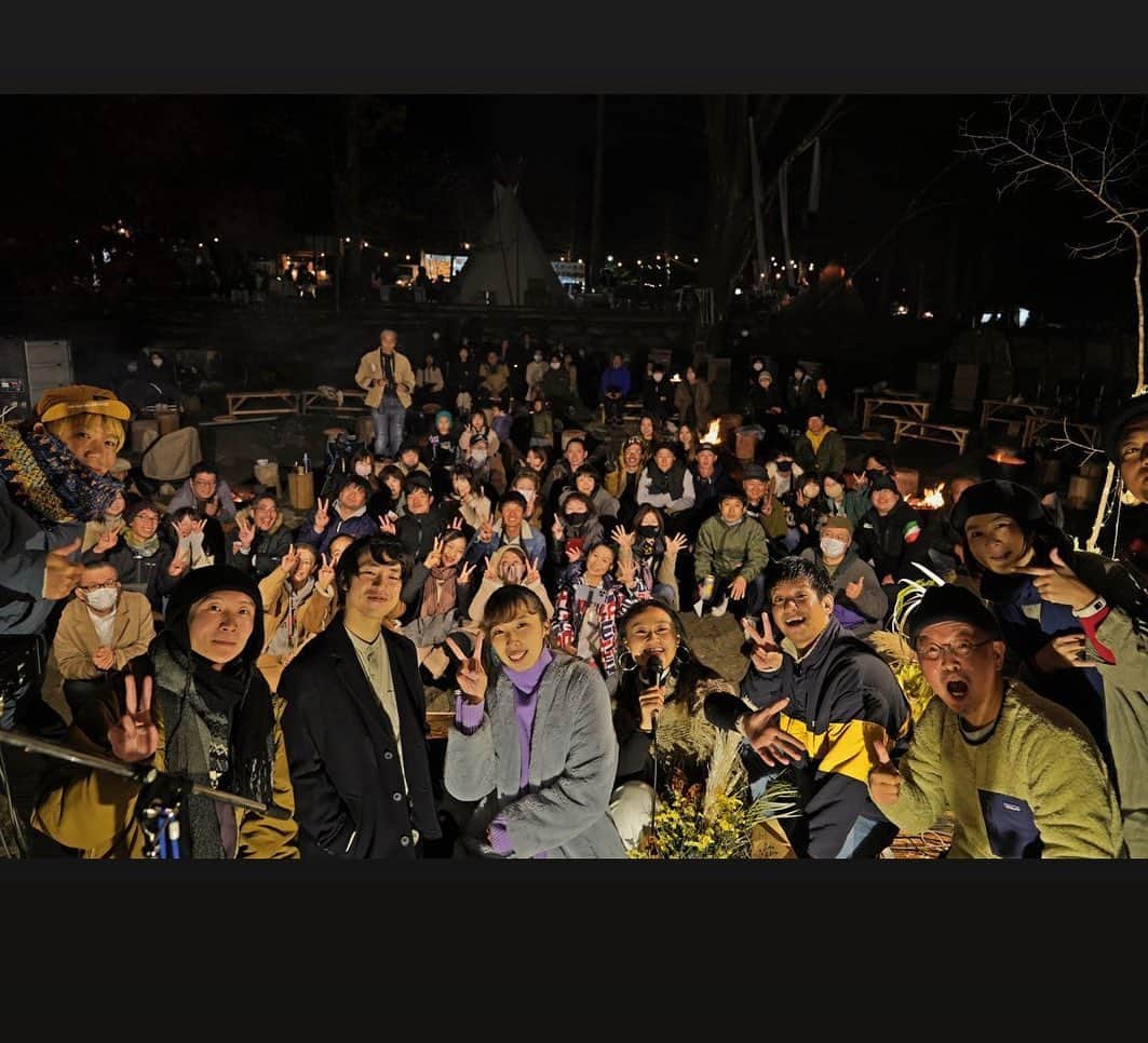 山口リサのインスタグラム：「「キャンプしてライブしてみたいなのやりたいんだよね」  あっつーがそんな面白そうなことを話していたのは1年前くらいだった気がする🤔でもこんな大がかりなものじゃなくて、もっとプライベート的なものかと思っていたんだけど、、  昨日見た景色は全然違いました🥹❤️写真や動画だけでは伝えられないくらい贅沢時間。  会場デコレーションから手作りで設営された川の中のステージ✨寒くならないよう考えられたサウナや焚き火🍁 バリエーション豊かなマルシェの数々♪  オーガナイザーでもあり生きるエンジェルMiKi MARiEとマルチプレイヤーすぎる渡辺篤弘、余すことなく会場を使わせてくれるTAKIさん…沢山の方々の愛が重なっていた🙏  そんな特別なステージで歌わせてもらって本当に嬉しかったです💕遊びに来てくれた皆さんありがとうございました🍁😊  準備から大変だったと思うけど、またやって！ってきっとみんな思ってるはず😆  色んな方々と音楽を通して出会えて、会いたい人たちに会えて、大好きな人たちに囲まれて、SOUNDS CAMP FES in ATAGO 最高でした❣️  MiKiちゃん、あっつー、本当にありがとう👏👏👏  バンドの皆さま、出演者の皆さま、関係者の皆さまありがとうございました🙇‍♀️  #soundscampfesinatago  @sounds_camp_fes   🫰❤️❤️❤️❤️❤️ @mikimarie_0202 👼🎙 @at2_studio4.5 🎸 @taki.nomori 🍁  @sakana86623 🥁 @takumi_beats 🎹 @tfujimura (ベースの絵文字)」