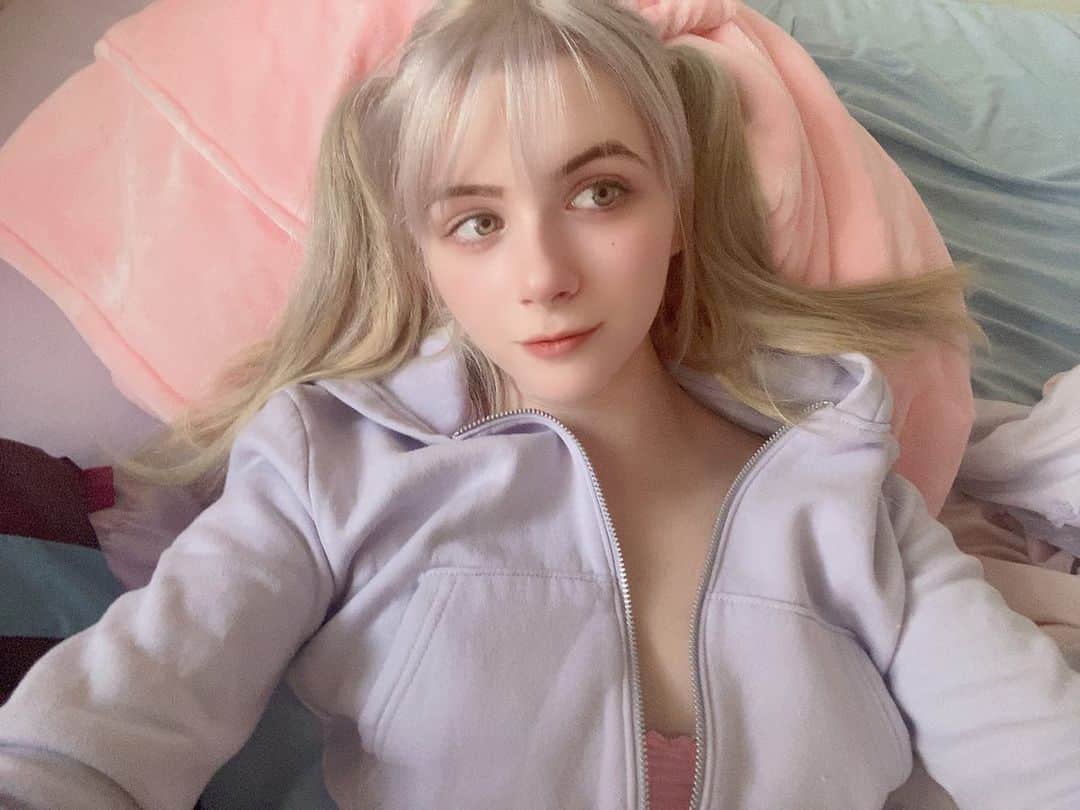 Hirari Ann（ヒラリー アン）さんのインスタグラム写真 - (Hirari Ann（ヒラリー アン）Instagram)「Your Blondie internet girlfriend. 💕  I just receive subscription status on Instagram! It’s $5 a month. I’ll be using this instead of only lads so please join :)  There is a button on my profile. 🥰 I’ll be posting some secret stuff for subs only. 💕😚」11月21日 4時08分 - hirariann