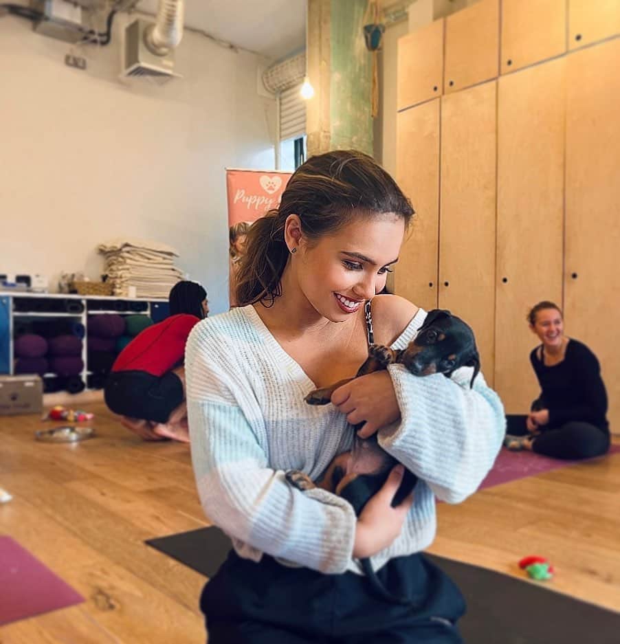 アマニ・ファンシーのインスタグラム：「THE DOGS LOVED MEEEEEEEE. Swipe for a puppy attack 😍🙌🏽🥺🤩🤩🤩 Literally one of the best days of my life with @puppyyogalondon & @ynglondon thank you thank you thank you」