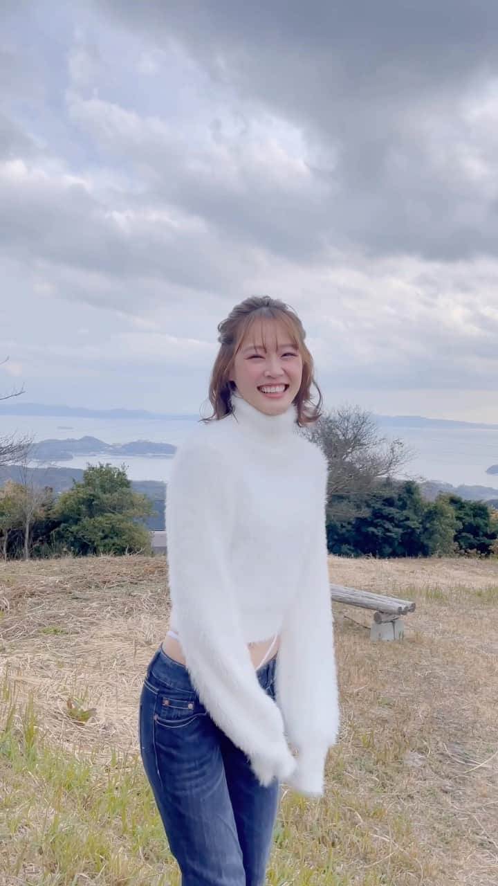 橘香恋のインスタグラム：「おはようございます🥰 ⁡ 前回の投稿に いいねとコメントありがとうございます✨ ⁡ ⁡今週も一緒に頑張りましょうっ😘✊🏻 ⁡ ⁡ ⁡ ⁡ ⁡ #橘香恋 #ローライズ #シャギーニット #ハーフアップ #リール #この景色見ただけでここ何処か当てた猛者おる」