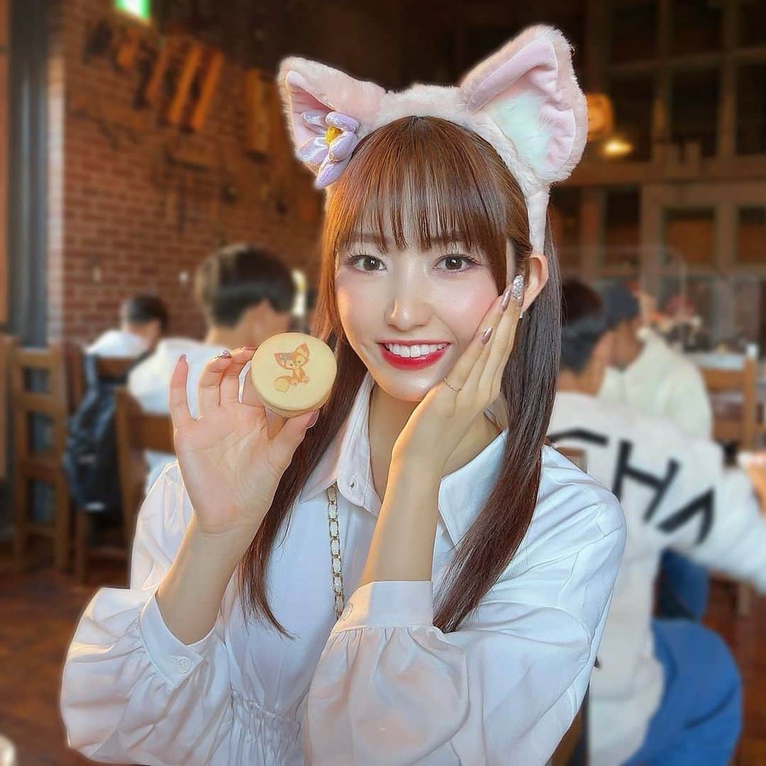 美音咲月のインスタグラム：「🍓 おはよ。 ・ ・ こんしゅうも素敵な一週間になりますように！ ・ ・ ・ #おはようございます #monday  #リーナベル #ディズニー #ディズニーシー #ディズニーコーデ #ディズニーカチューシャ #ディズニーフード #ディズニーリゾート」