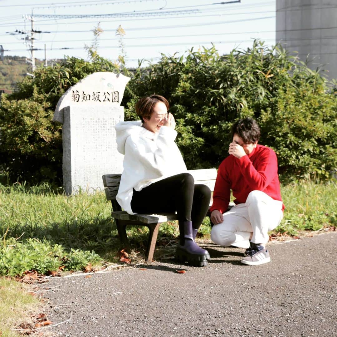 飯田嘉太のインスタグラム：「⁡😝 ⁡今日からゆるゆるさんぽは金沢市森本地区です👣 今回も楽しい出会いがたくさんありました☺️ ・⁡ ⁡・ えりさんと僕が何故こんな表情なのかは⁡ ⁡今週のリフレッシュを是非ご覧下さい😂  #石川テレビ #リフレッシュ #ゆるゆるさんぽ #金沢市 #森本 #越村江莉 さん #飯田嘉太 #ビスマルクポーズではありません」