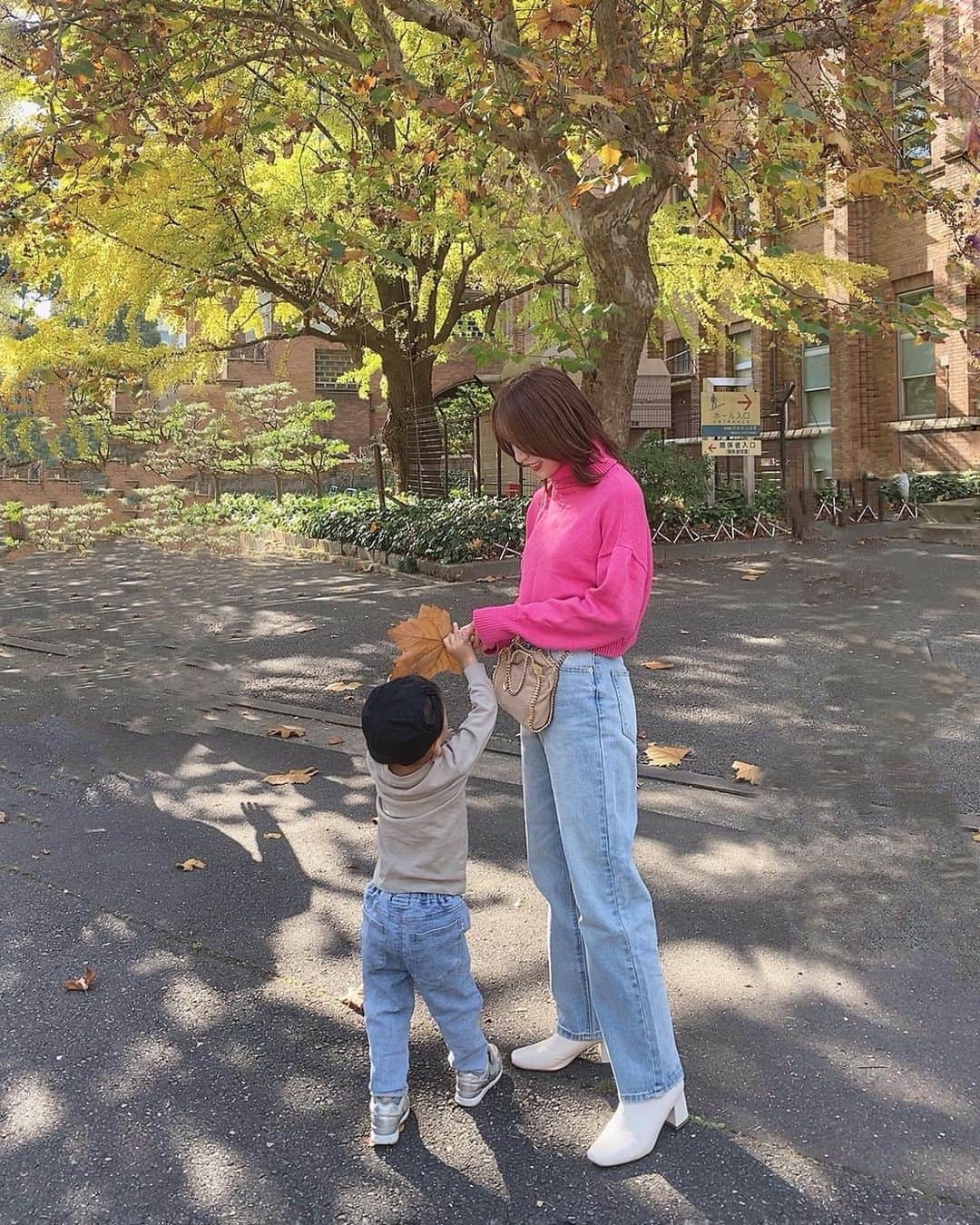 一ノ瀬恋のインスタグラム：「🍁🍂🍄❤️🌰🤎🍠  📍日比谷公園 海鮮のフェスに行った時の🐟 日比谷公園も葉が色づいてて綺麗だった🍁🍂  さりげなく息子とパンツの色ペア🤭🫶  tops➕pants  @grl_official  めちゃくちゃ履きやすくてよかった😍❤️ デニムは使えるよね〜✌️  #fashion  #cood #coodinate  #30代ファッション  #30代コーデ  #くびれヘアー #イエベ春 #骨格ウェーブ #アクティブキュート  #男の子のママ  #grl #グレイル  #日比谷公園」
