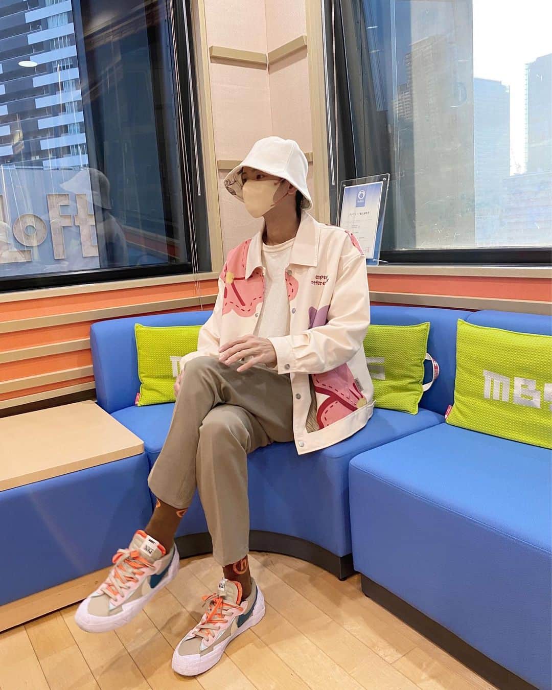 池内ヨシカツのインスタグラム：「ラジオ収録。 MBSラジオ「池内ヨシカツ OUR SOUND」毎週月曜日17時45分から放送中🎙  #MBSラジオ」