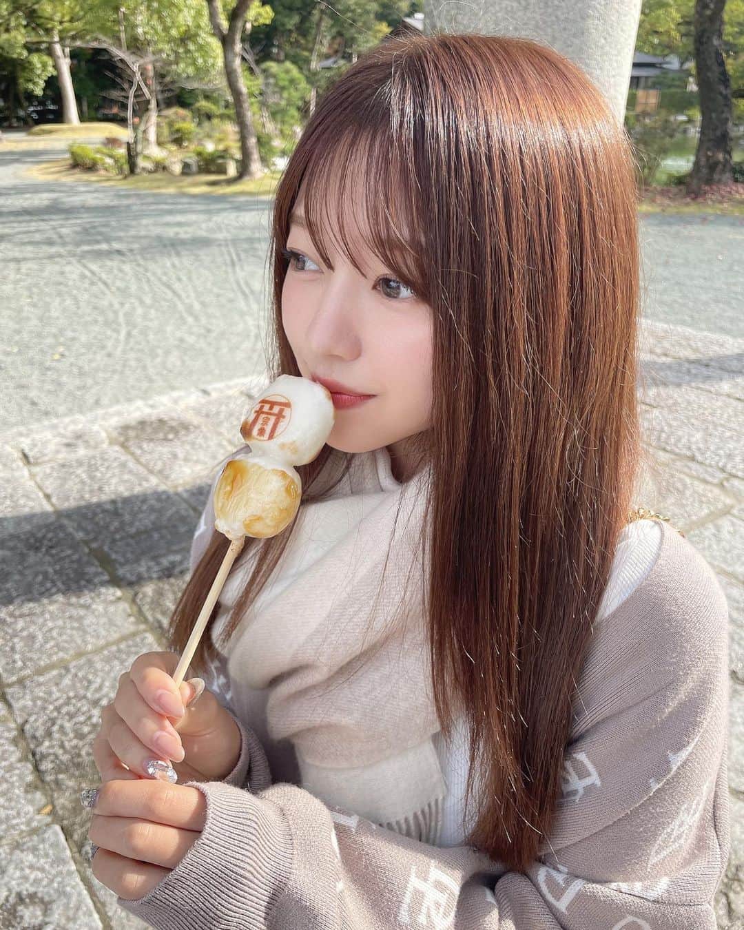 のインスタグラム：「⛩🍡 食べ歩きとてもすき!! 今日からマフラー始めました☺︎」