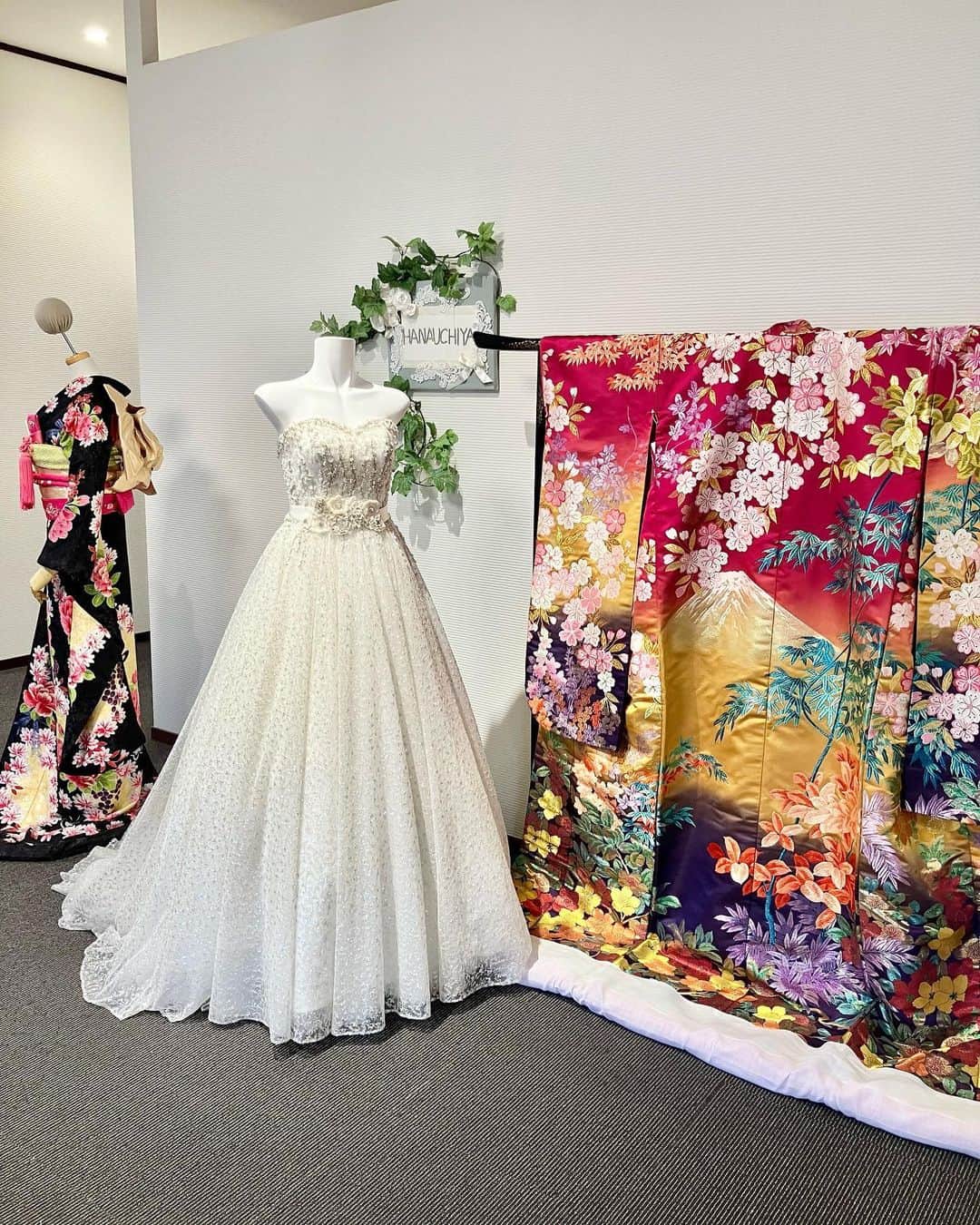 THE KASHIHARA(旧橿原ロイヤルホテル)のインスタグラム：「美しさに　幸せな気持ちになる 上質なお衣裳  人生で特別に大切な日 身に纏う　花嫁様のために ❀ *:・ﾟ*.+ *:・ﾟ*.+ ❀  ホテル専属衣裳店 「花内屋」にて  #花内屋 #leafforbrides #yokoyamashiro #ホテルウェディング #ドレス迷子 #thekashihara  #橿原ロイヤルホテル  #weddingparty #披露宴 #奈良#wedding  #japanwedding  #weddingparty  #挙式#前撮り#和装 #ならよめ #プレ花嫁#関西プレ花嫁 #日本中のプレ花嫁さんと繋がりたい  #marryxoxo #marry花嫁 #ウェディングメニュー」