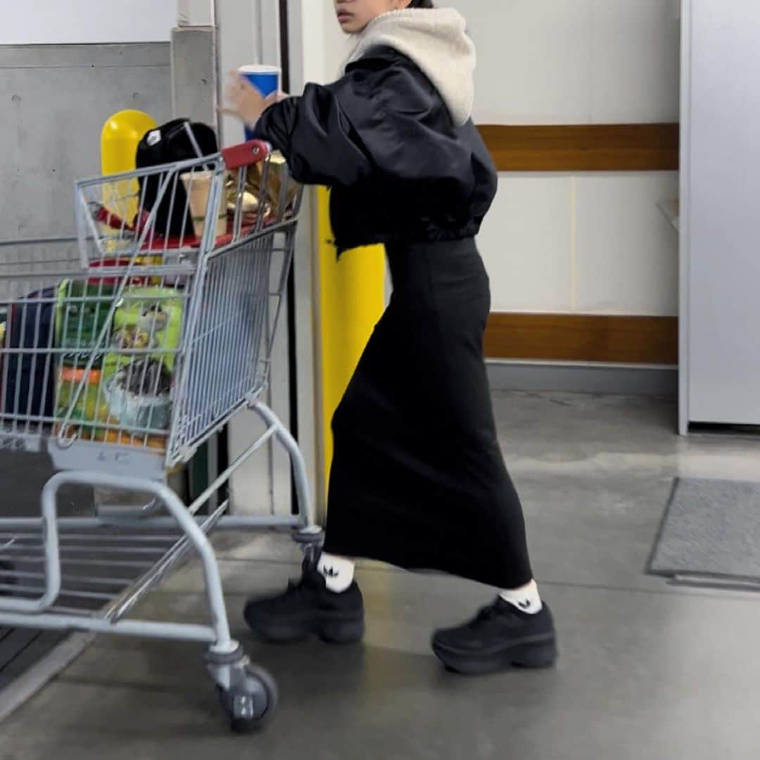 Rieのインスタグラム：「小さい私かよ🤭 顔隠したらどっちかわかんないわ。 (いや、薄さが違う)  みーちゃんとはなんでも共有❤️  #娘#今日のコーデ#小5 #コストコ」