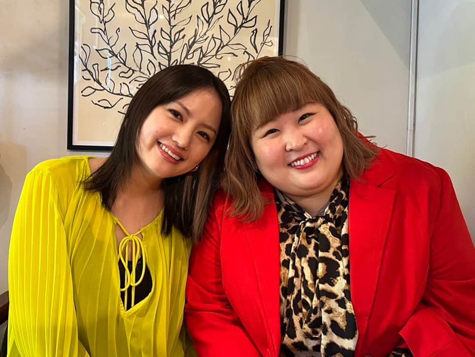 のインスタグラム：「今日は#デブラブ  第３話です👊 わたしが演じる出川令が登場します！ かなでちゃん演じる夢子との２Ｓ👭🏻🫶🏻  TOKYO MX  #デブとラブと過ちと  本日22:00〜おたのしみに🐼🤍」