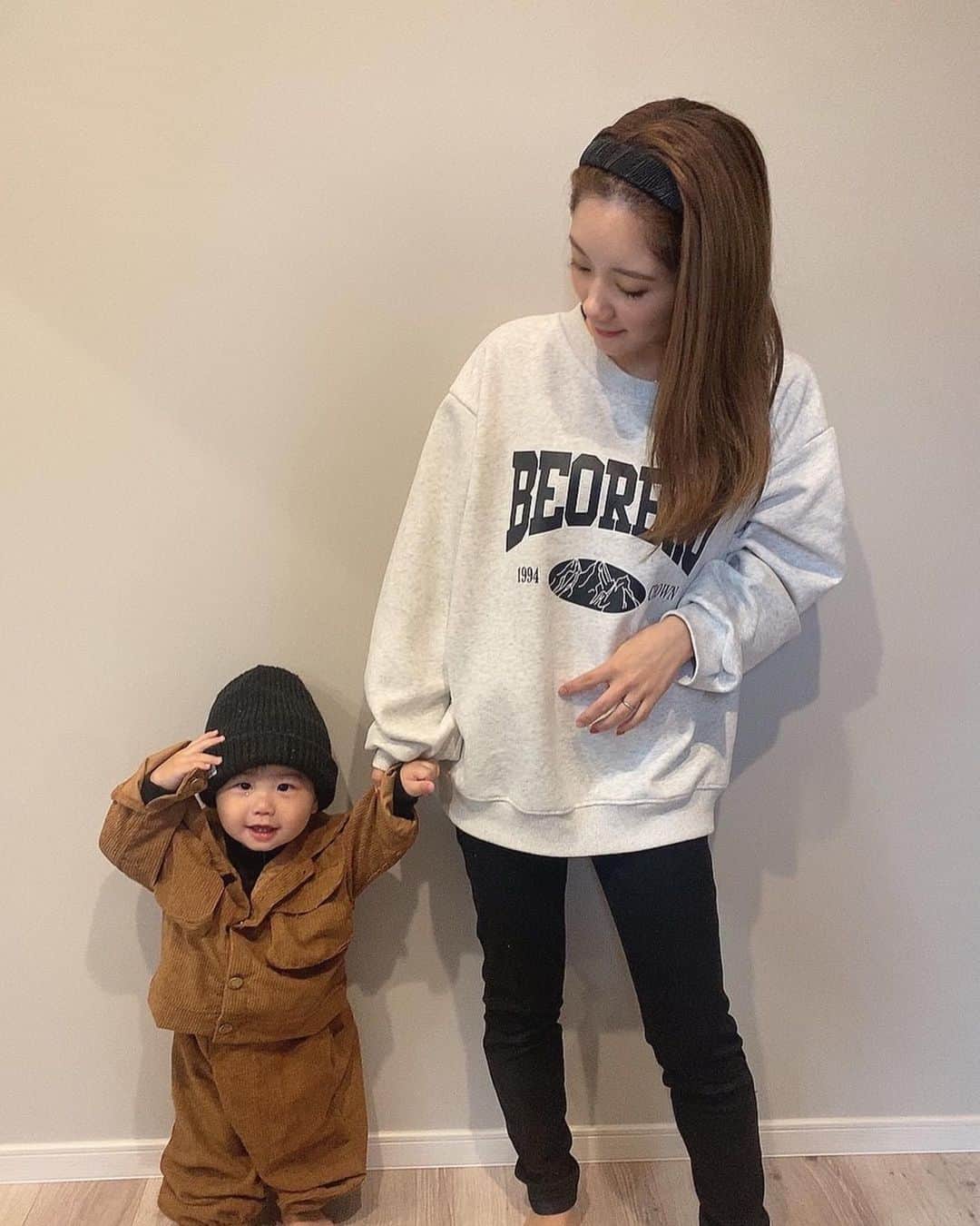 畠中清羅 のインスタグラム：「_  SHEIN Black Friday Sale is kicking off!  SHEIN コーデ🤍  息子のセットアップと私のtopsはSHEINで🤩👍  ビックリするくらいプチプラなのに どれも可愛すぎてサイト見るのも楽しすぎるの💕  スペシャルなファッションを特別価格でゲット🌟  大人はもちろん子供服も、雑貨なども 沢山あるので是非この機会に見てみてください♡  @shein_japan  クーポンコード SGFseira  着用商品番号は　　　 2877187 11489422  だよ🤍  #SHEINgoodfinds #SHEINblackfriday #SHEINforall #ad」