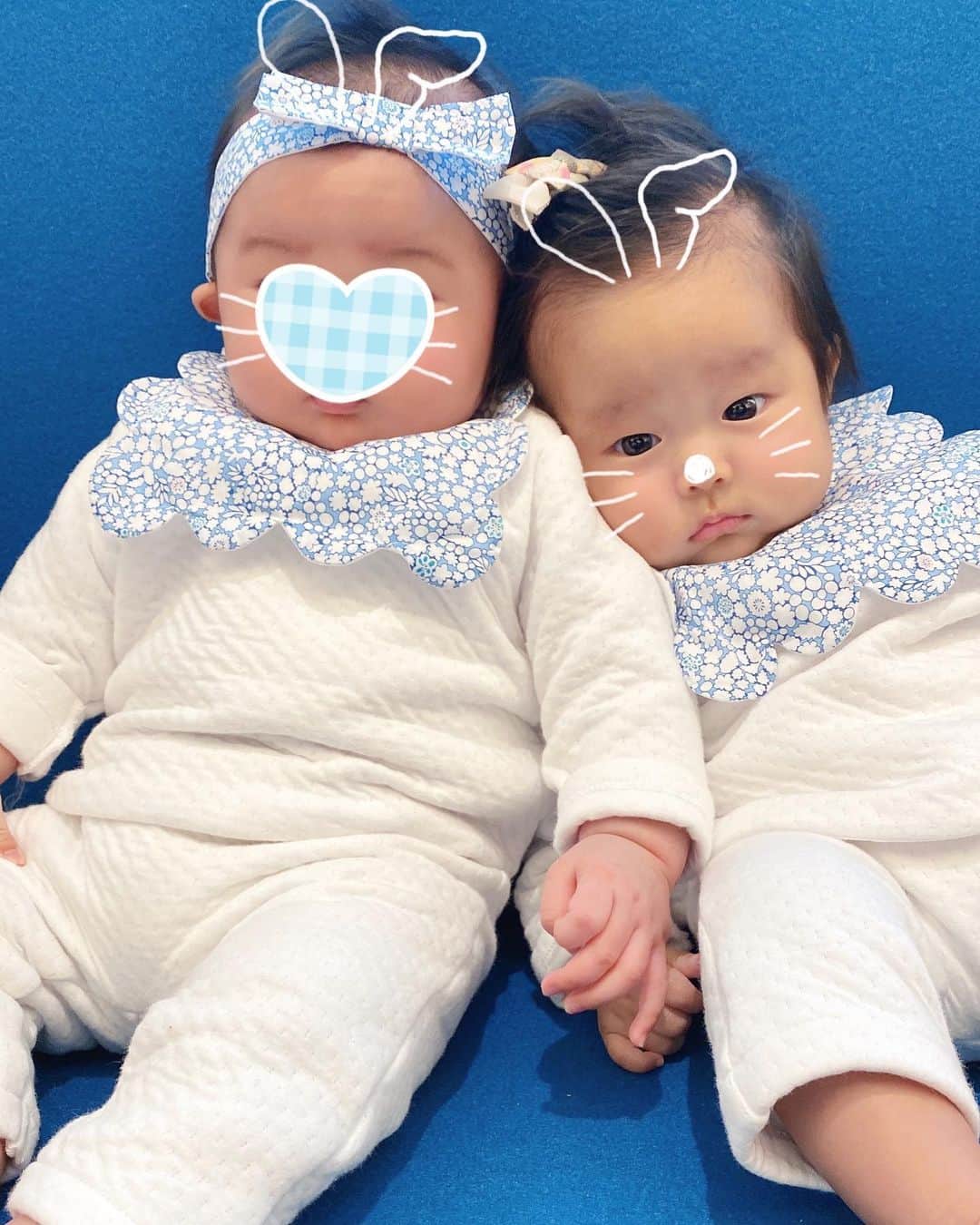 Mai Wakimizuのインスタグラム：「初めて着た日(4枚目)はお洋服もヘアバンドもブカブカだったのに、大きくなったな〜♡キャーキャー言いながらオカン達必死で撮りまくった2ショット＼(^o^)／笑 #生後3か月#生後4ヶ月#わたちとワタチ#babygirl」