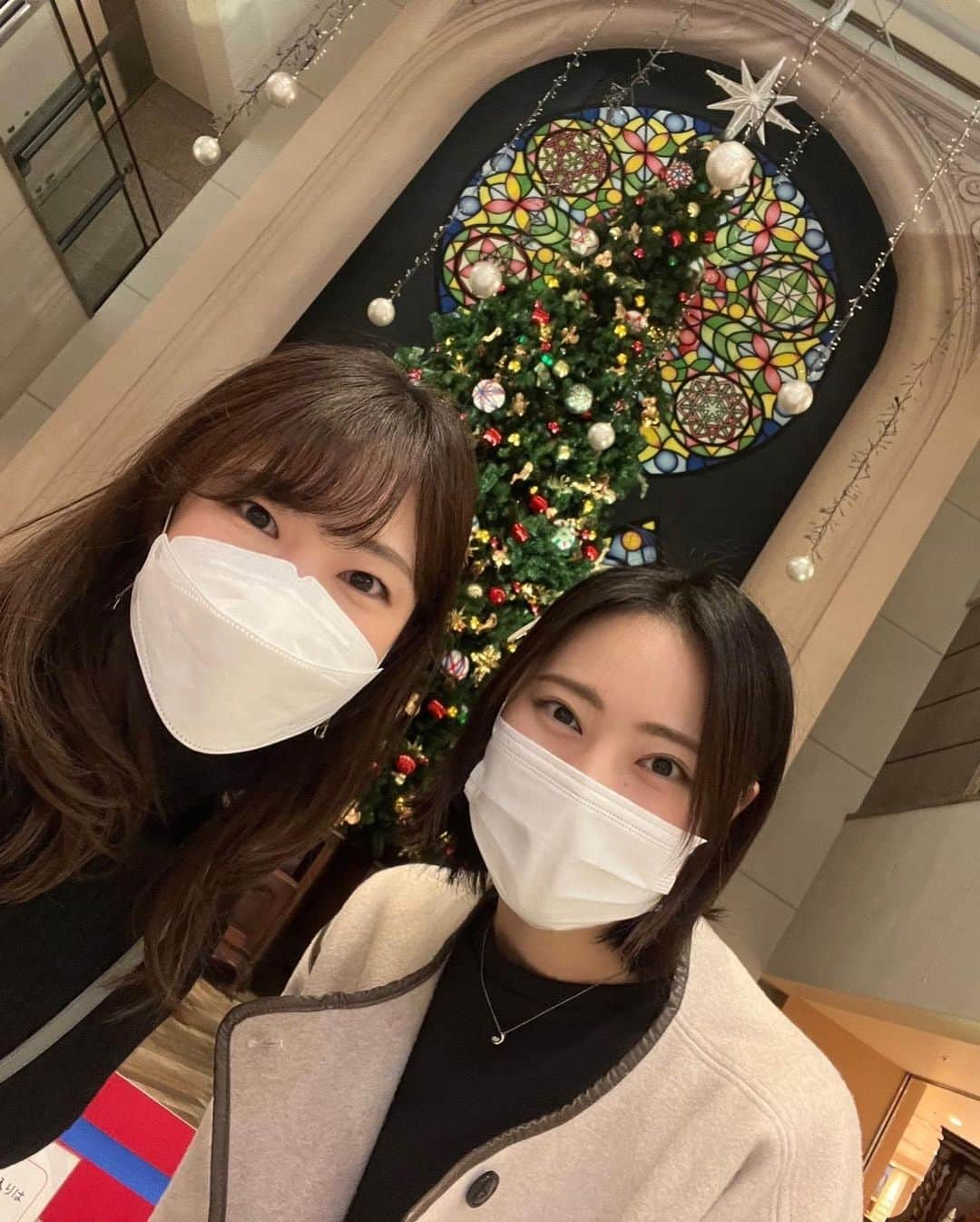 蒼真せれんさんのインスタグラム写真 - (蒼真せれんInstagram)「先日、  あいなさん（@ai_sakurana ） と観劇に行ったときに 大きなクリスマスツリーがあったので そちらでのお写真です🎄  もうそろそろ クリスマスですね🎅🏼✨  #クリスマス  #christmas  #桜奈あい さん❤️ #蒼真せれん」11月21日 10時52分 - seren.soma