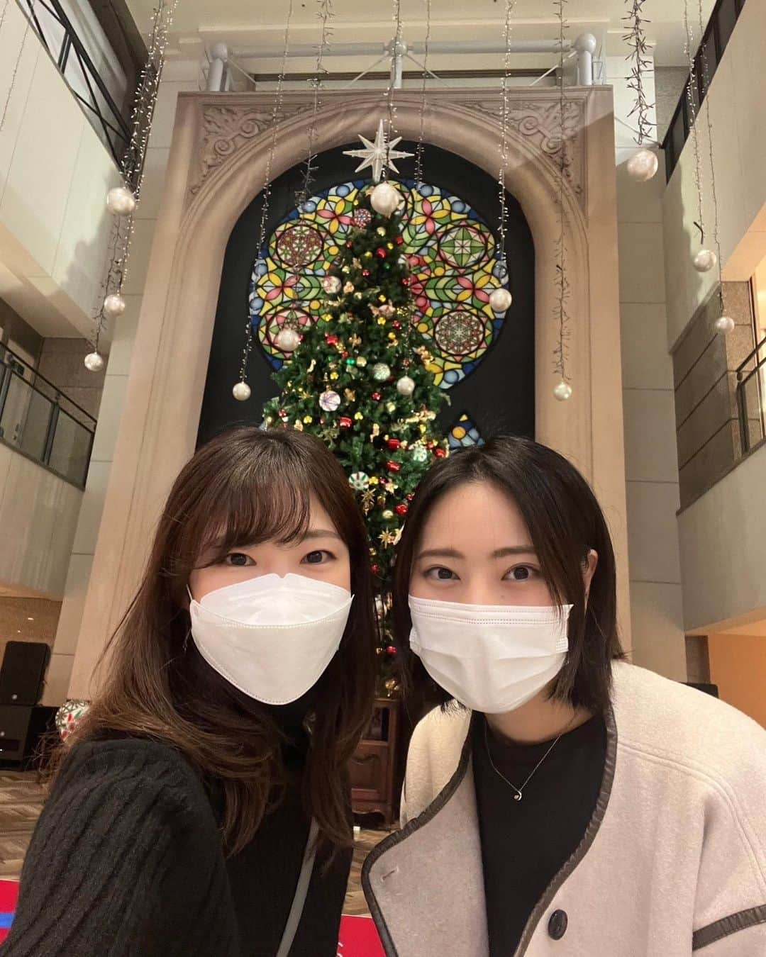 蒼真せれんさんのインスタグラム写真 - (蒼真せれんInstagram)「先日、  あいなさん（@ai_sakurana ） と観劇に行ったときに 大きなクリスマスツリーがあったので そちらでのお写真です🎄  もうそろそろ クリスマスですね🎅🏼✨  #クリスマス  #christmas  #桜奈あい さん❤️ #蒼真せれん」11月21日 10時52分 - seren.soma