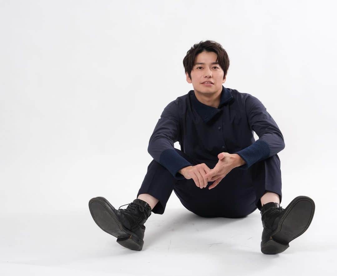 のインスタグラム：「寒くなってきたねー。 このトップスはレディースだけど、可愛いからあわせてみましたー。  襟が特徴的でカジュアルにもなるからオススメ♤  カメラマンはヨシカさん！ ヨシカさんシリーズvol.2だよー。  camera…@yoshikahorita  hair&make...@nanaesakamoto  costume…@uo_unbornoutfit」