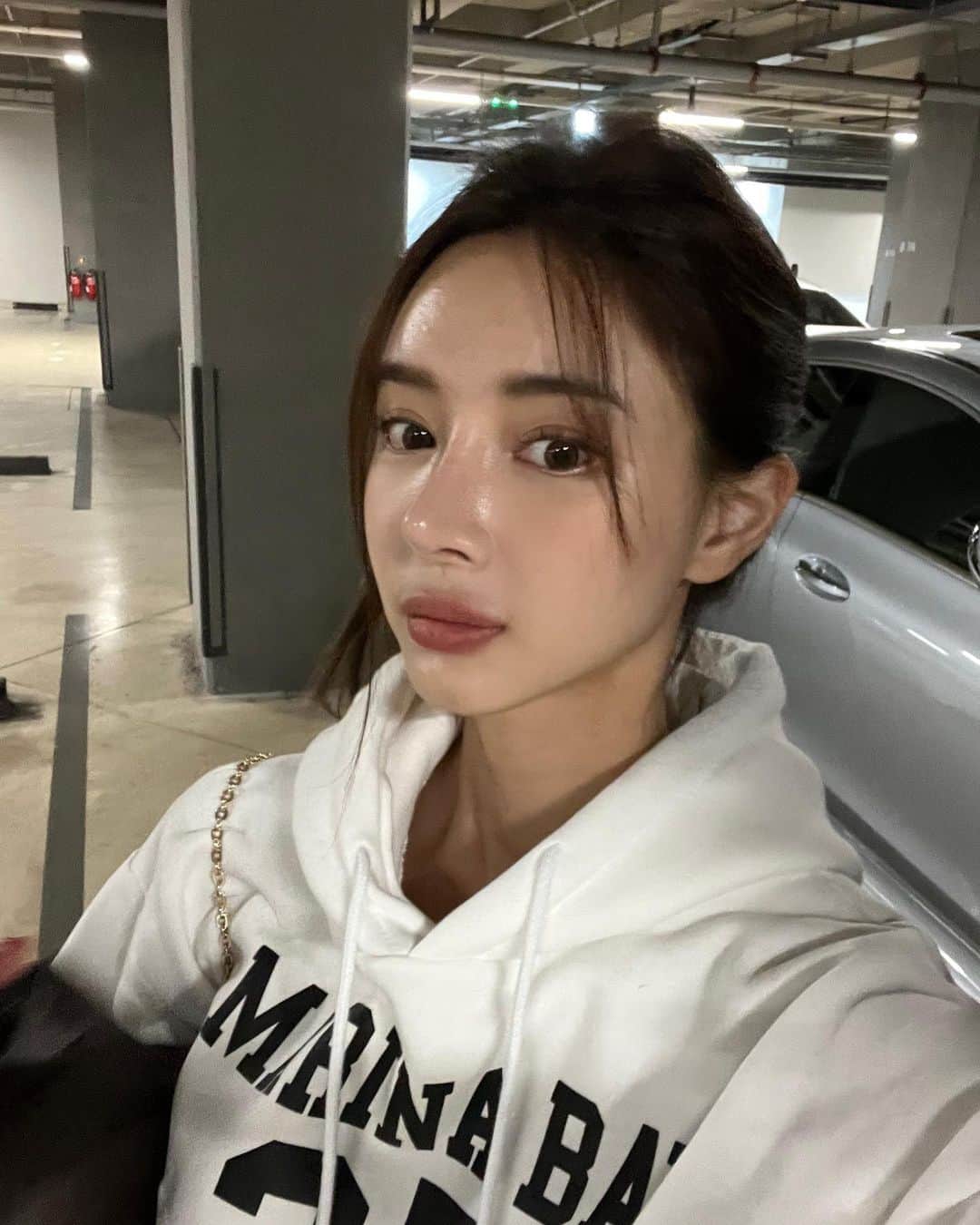 キム・ボラムのインスタグラム：「뽀송하고 지속력 너무 좋은 릴리쿠션 & 선쿠션 2 차 오픈했습니다 :)   수정화장 최소 3 번은 덜하게 해주는  제품입니다. 너무 좋아요🤍  릴리베스 쿠션  ✔️특허받은 17가지 피부 보습 아미노산 ✔️저자극 테스트 ✔️미백 / 주름 개선 / 자외선 차단 3 중 ✔️가볍고 보송하게 발리는 제형  선쿠션   ✔️포트마리골드꽃추출물 50,000 PPM 함유 - 자외선으로부터 피부를 보호하고, 자극받은 피부를 진정케어하면서 보습을 유지 ✔️식물유래추출물인 HERB-COOL BLENDS - 바르는 순간 쿨링 ✔️오일 FREE 판테좀 으로 피부 진정, 오랫동안 보습/ 무기자차선케어 - 백탁현상을 최소화해 자연스럽게 밀착 ✔️UVA / UVB를 동시 차단 ✔️릴리비 선쿠션과 내용물이 동일하여 아이도 사용할 수 있는 순한 선쿠션  프로필 아래 링크로 와주세요☺️」