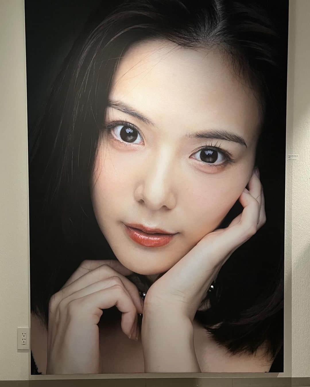 吉高寧々のインスタグラム：「嬉しことがいっぱいだった写真展💖  みんなが会場に来てくれて 初めて写真展は成立するものだと思います。  いっぱい笑ったり、 5周年のサプライズでびっくりして泣いちゃったり 全部みんなのおかげです😌💐  素敵な時間をありがとう💖 みんなのことが大好きだよ！！！！   #吉高寧々」