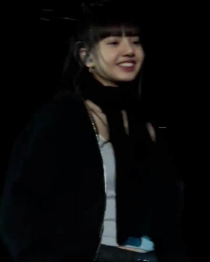 リサのインスタグラム：「BLACKPINK BORNPINK WORLD TOUR — LA - Soundcheck Day 2  ctto: . . . #LISA #LALISA #리사 #블랙핑크 #BLACKPINK #LALISAMANOBAN #LALISAMANOBAL #blackpinklisa #lisablackpink」