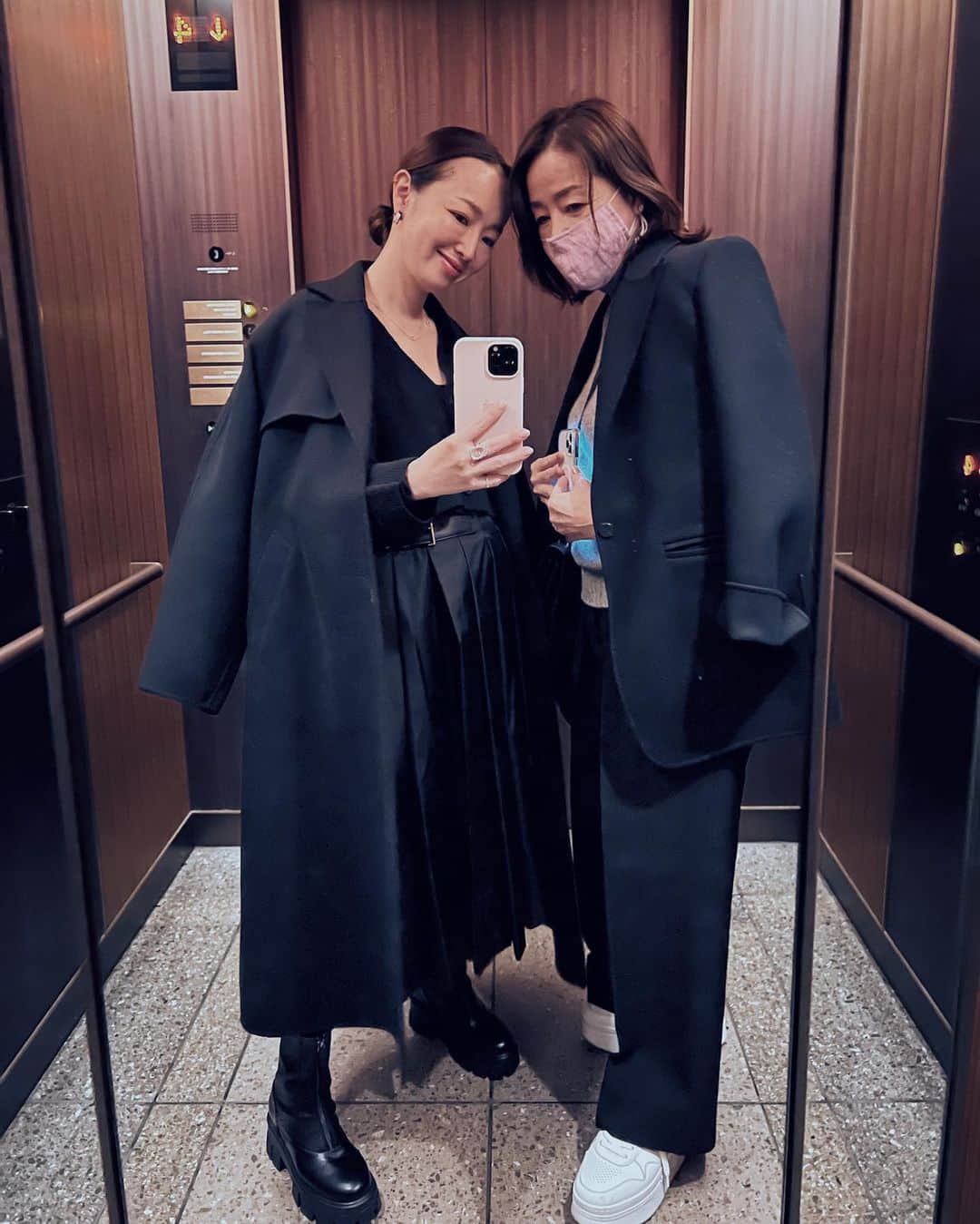 のインスタグラム：「Elevator selfie with @nobukoaspen 💫  屋上に夜景と映画🎞のロマンチックな組み合わせ✨  #nightintokyo #motheranddaughter」