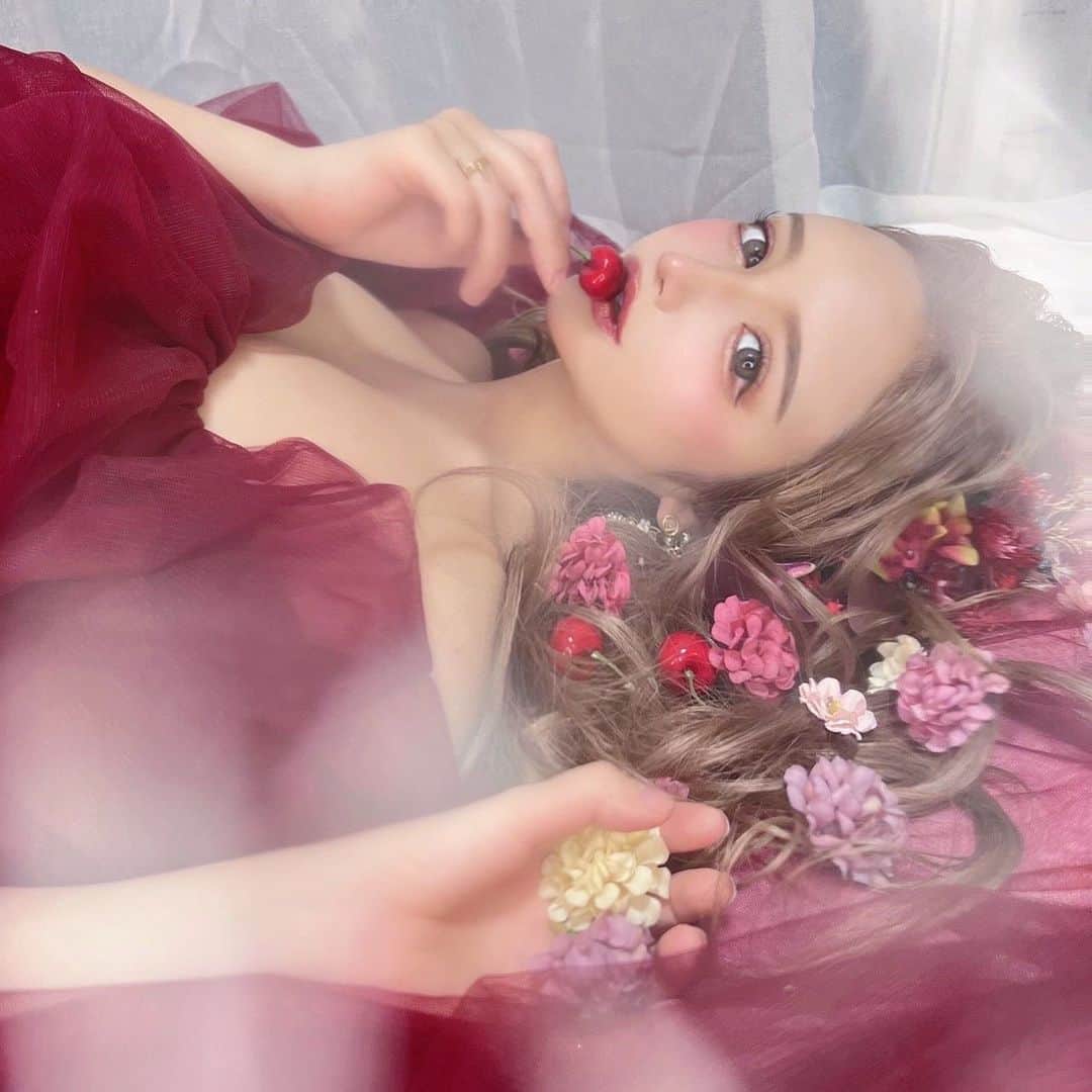 堀井大輔のインスタグラム：「✩✩✩✩✩✩✩✩✩✩✩✩✩✩✩✩✩✩✩ ホリージョ撮影📸 1スタイル1時間¥15000 2スタイル2時間¥25000 ヘアアレンジ ヘアアクセサリー イヤリング 衣装  こちらで用意致します。 2スタイルは、ヘアアレンジ、アクセ、衣装変えて 撮影致します ・ メイクのみ本人でお願い致します。 ・ ヌーブラのみ持参 ★福岡、名古屋 コカコーラブースで撮影希望の際は スニーカー持参。 ・ 名古屋、福岡、東京スタジオあり (ストーリー名古屋ホリージョ撮影、 福岡ホリージョ撮影、 東京ホリージョ撮影で確認お願いします) ・ ✶名古屋スタジオ 名古屋市天白区高島2-1704 CLOWNhair ✶福岡スタジオ 福岡市博多区博多駅南 ✶東京スタジオ  東京都台東区花川戸1-5-2  DB浅草ビル4階  レンタル着物omotenashi ✶大阪 レンタルスペース 西区本田3丁目2-20 田中ビル3F ・ 大阪は白背景、ベッド使った撮影のみになります。 ・ キャンセル料4日前まで無料 3日前から撮影代の半額負担 当日キャンセル全額負担 ⚠️ キャンセル料理解した方のみ依頼ください スケジュール管理よろしくお願いします。 キャンセル続くようなら撮影NGに致します。 10分前スタジオ入り。 遅刻も続く方は撮影NGになります。 ・ 撮影 アプリで撮影致します こちらで加工設定して、2.3枚撮影して 加工確認していただき、撮影開始致します。 データ120枚前後。 iPhoneの方、airdropでお渡し致します。 Androidの方は、LINEからアルバムに送ります。 ・ 基本 加工強めです ホリージョ撮影の世界観が好きな方のみ 依頼ください。 ナチュラル加工は、ストーリーにあげません🙇‍♂️ ・ ⚠️同伴者NG ペア撮りNG お子様撮影NG ペットも一緒NG ・ 衣装は当日選んで頂きます。 用意する衣装指定はできませんので よろしくお願いします。 季節に合わせた衣装が基本になります。 ・ 予約方法  dmから依頼承ってます。 ・ たくさんの依頼ありがとうございます🙇‍♂️ これからも可愛い作品創っていきますので ホリージョ撮影よろしくお願いします🙇‍♂️ ・ #ホリージョ #ホリージョ撮影 #ホリーマジック」