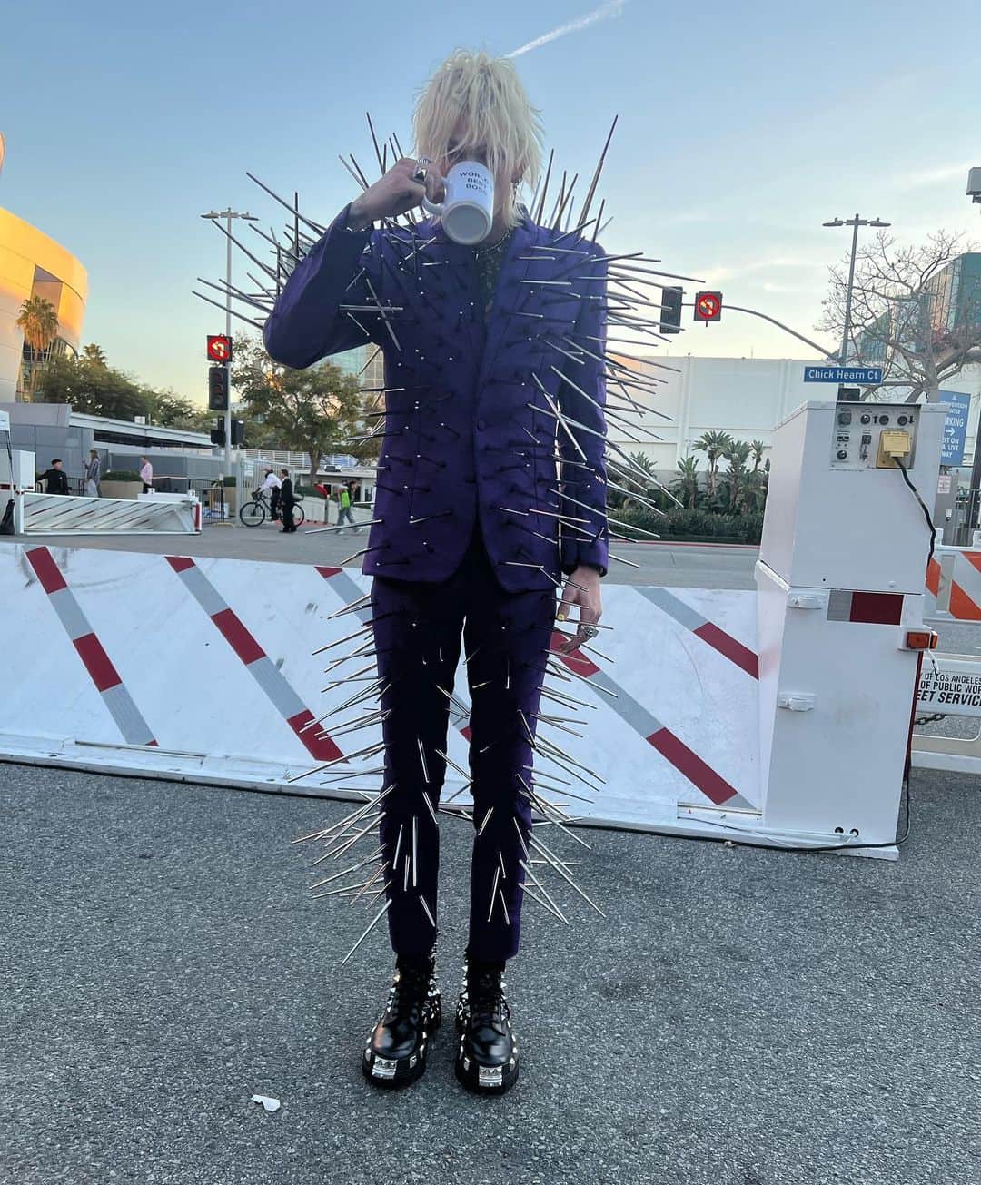 Young Gunnerのインスタグラム：「im not a tourist, im a rocket man…see you on mars motherfxckersss 🚀🥹💜🙏🏻 @amas THANK YOU TO MY LOYAL FAMILY WHO VOTED US “FAVORITE ROCK ARTIST”」
