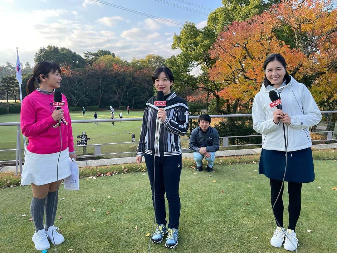 大江香織さんのインスタグラム写真 - (大江香織Instagram)「LPGAステップアップツアー 京都レディースオープン、解説のお仕事でした。 新垣比菜さん、優勝おめでとうございます！ ピンを狙っていく強気なプレースタイル、ショートゲームの安定感。 良い時の新垣さんが戻ってきているように感じました。 黄金世代を引っ張ってきた実力者、この優勝を弾みにして更なる活躍を期待しています！ ⁡ ステップアップツアーの最終戦。 賞金ランキングも今大会で決まるということで、選手達の思いのこもったプレー。間近で見ていて心動かされました。 満足いく一年になった選手、そうでなかった選手。様々だったと思います。 選手の皆さん、１年間熱いプレーをありがとうございました！ ⁡ 産後初の解説。 喋るのが久しぶり過ぎて、口も頭も回らず苦労しました。笑 反省点だらけですがとにかく楽しかったです！ スカイＡの皆様、貴重な機会をありがとうございました😊 ⁡ #LPGA #ステップアップツアー #京都レディースオープン #スカイＡ」11月21日 12時31分 - _kaori.ohe_